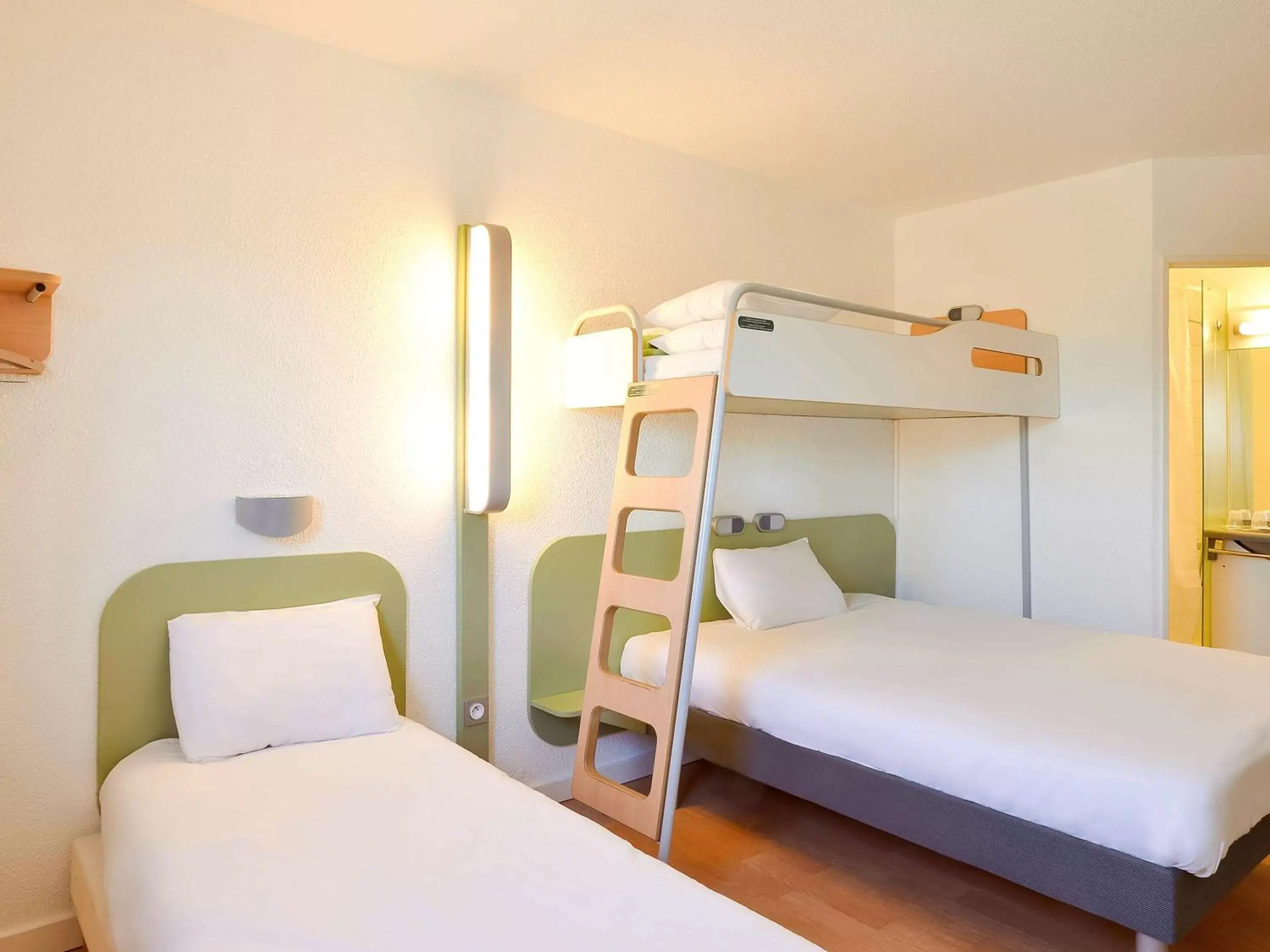 Photo of the whole room, Bunk Bed in Ibis budget Saint-Étienne stade
