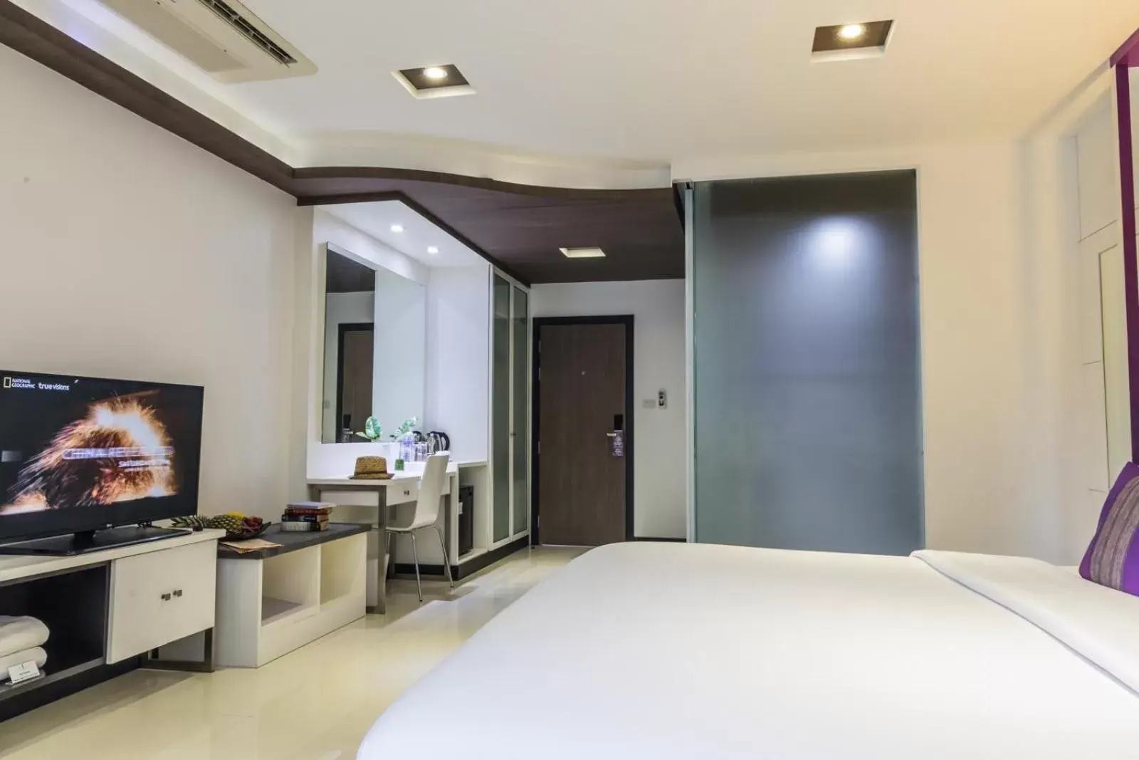 TV and multimedia, Bed in The L Resort, Krabi TV and multimedia, Bed in The L Resort, Krabi