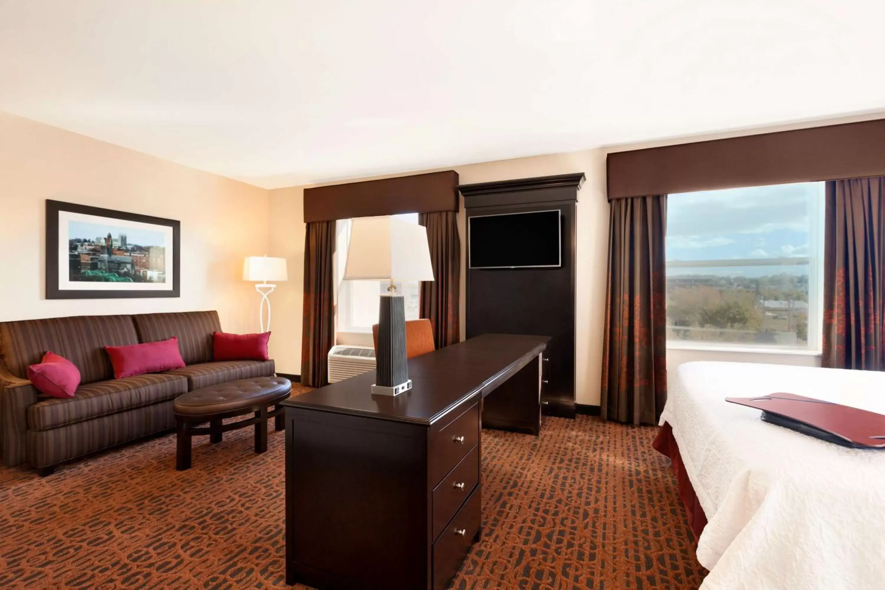 Bed, Seating Area in Hampton Inn Lewiston-Auburn