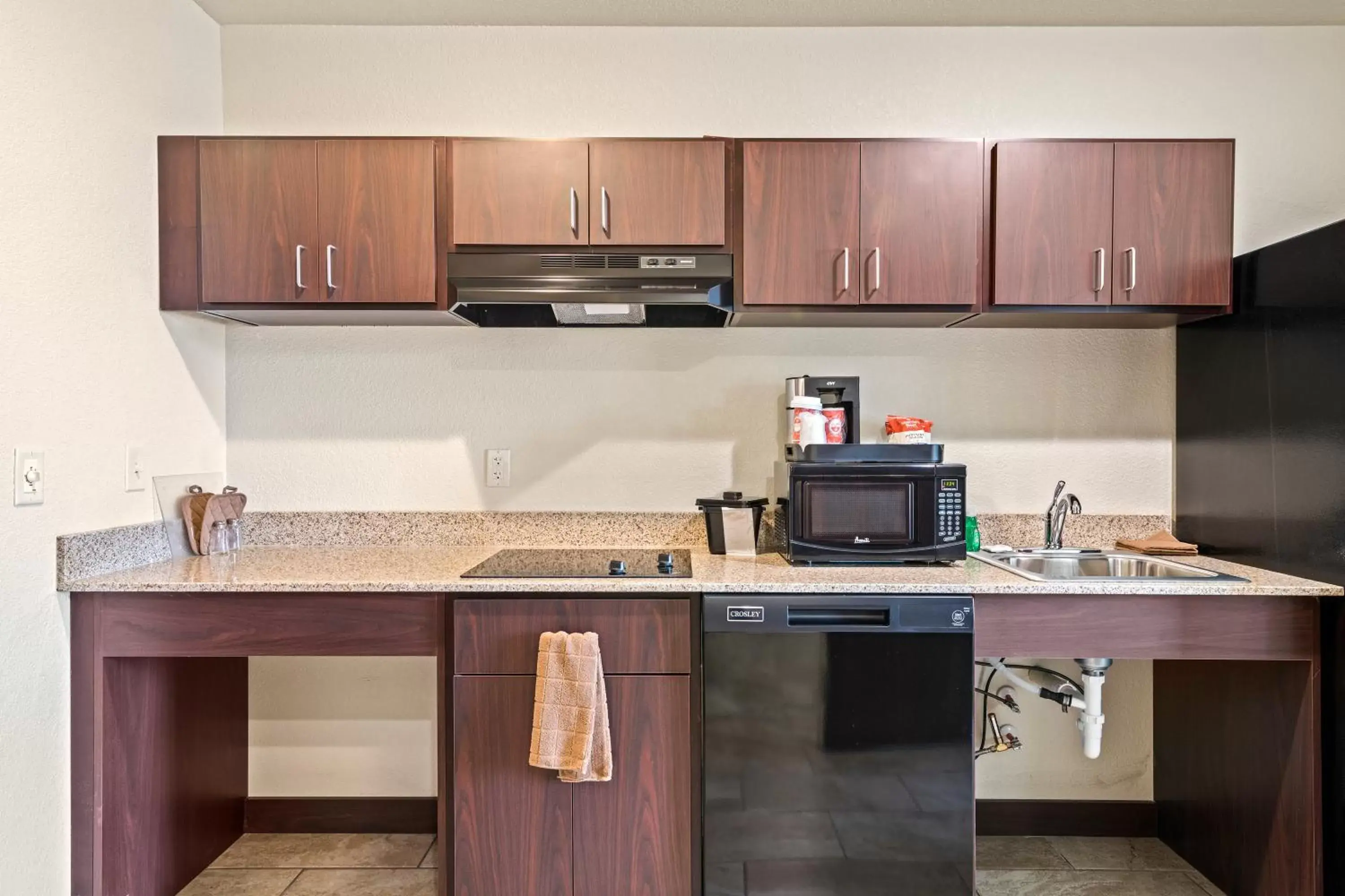 kitchen, Kitchen/Kitchenette in Cobblestone Inn & Suites - Yuma