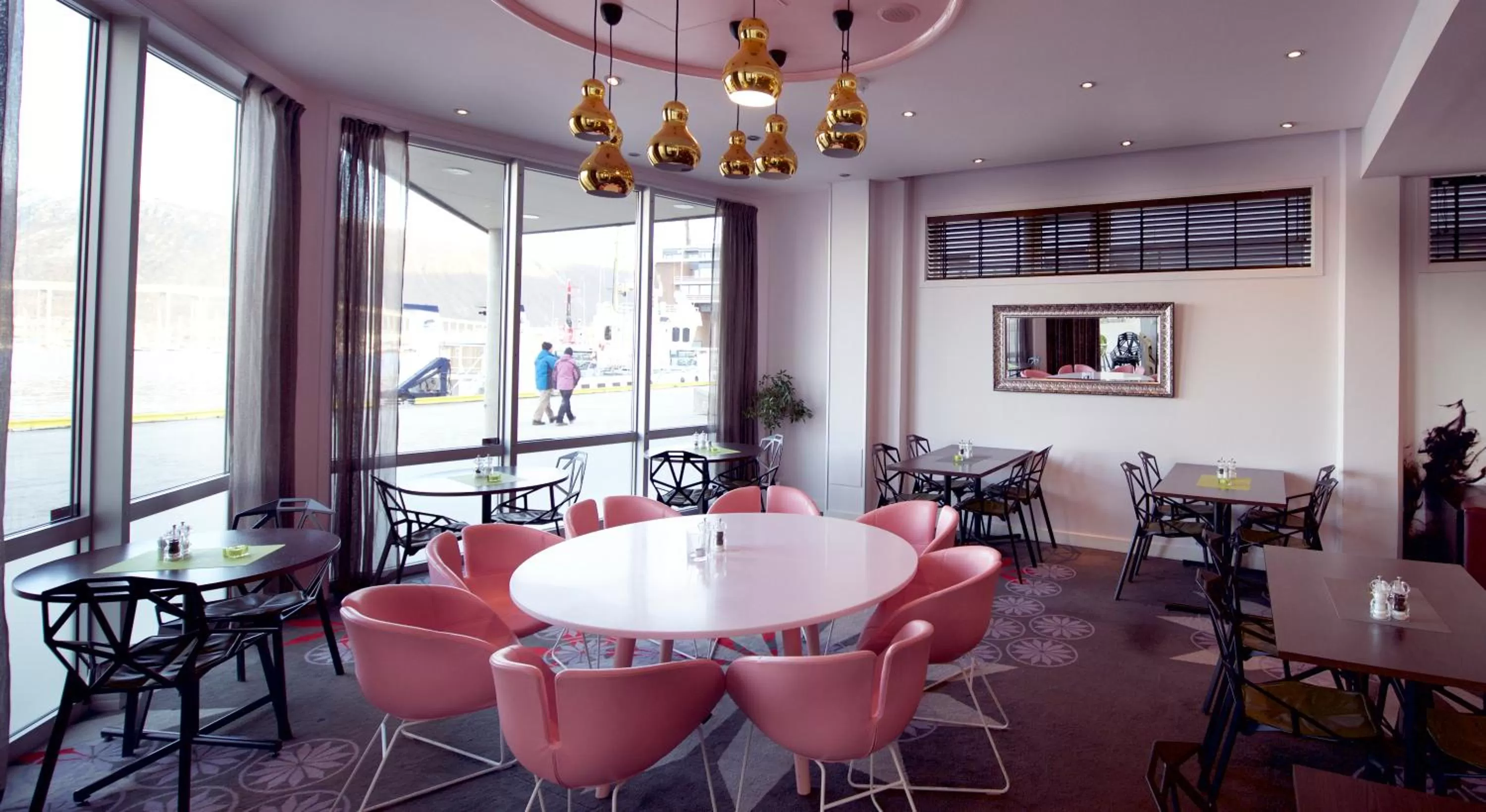 Restaurant/places to eat in Home Hotel Aurora