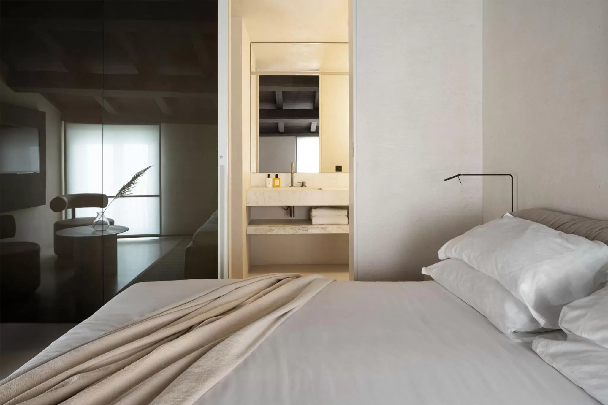 Photo of the whole room, Bed in Hotel Scenario