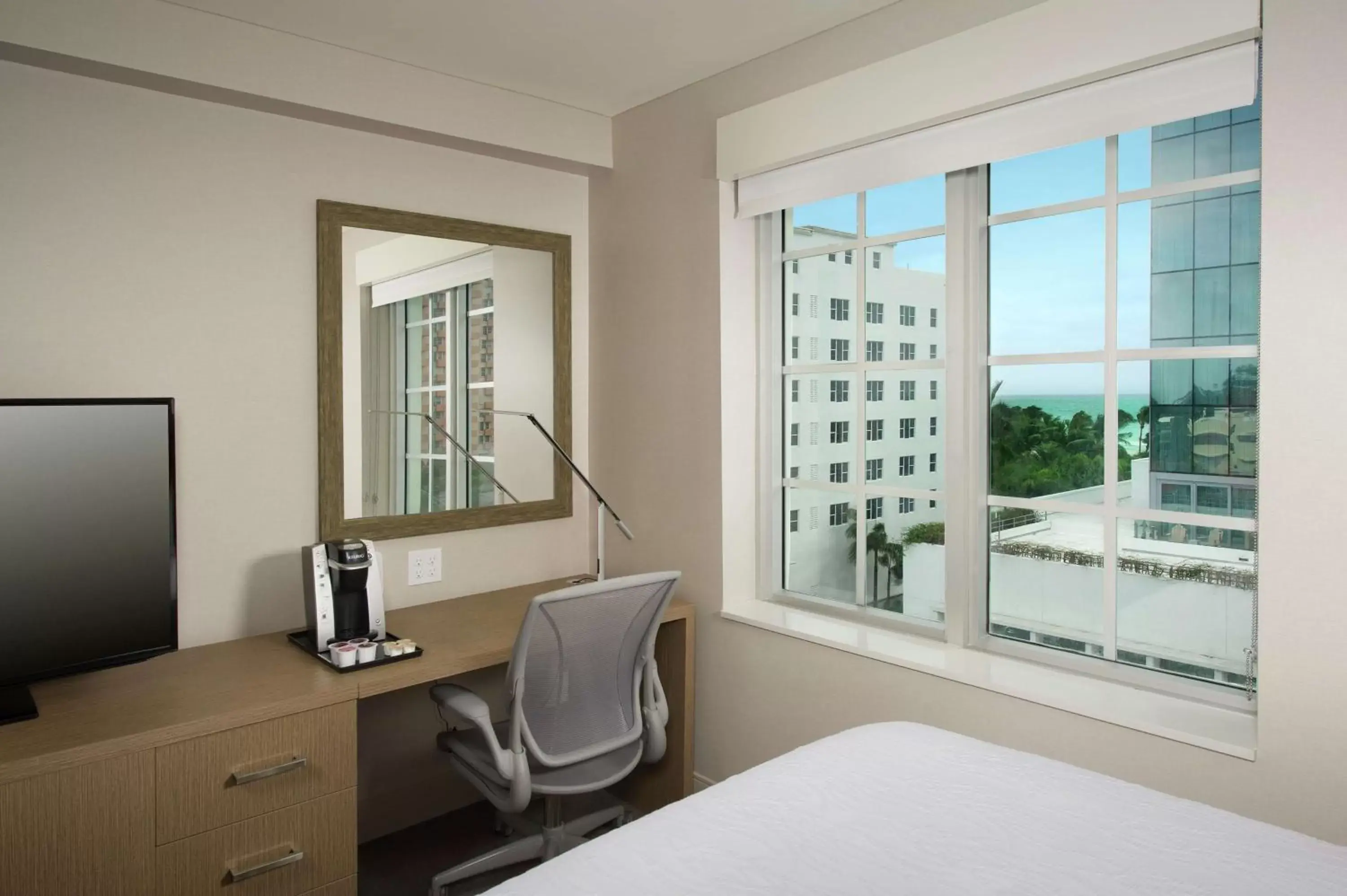 Bedroom, TV/Entertainment Center in Hilton Garden Inn Miami South Beach