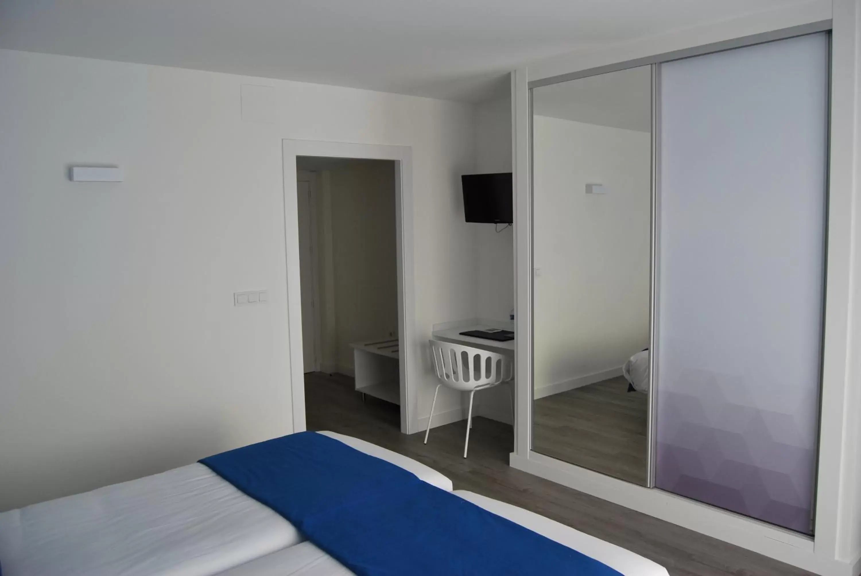 Photo of the whole room, Bed in Estudiotel Alicante