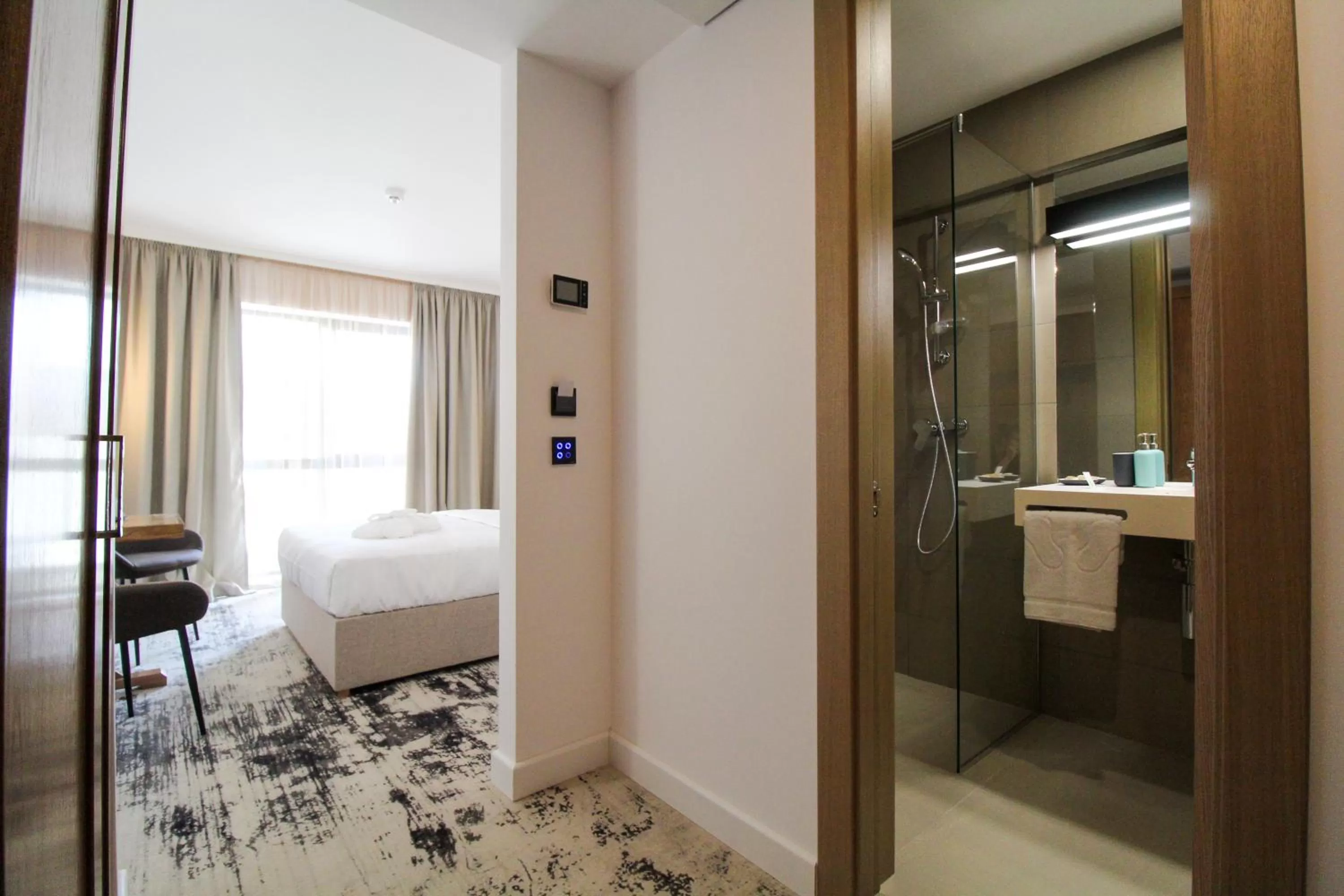 Bathroom, Bed in Hotel Avenue - Avenue Hotels