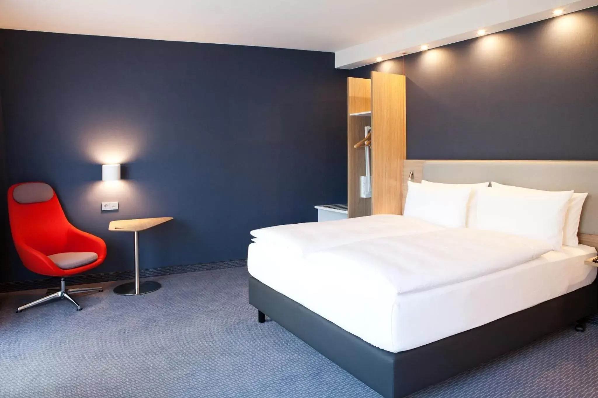 Photo of the whole room, Bed in Holiday Inn Express - Düsseldorf Airport