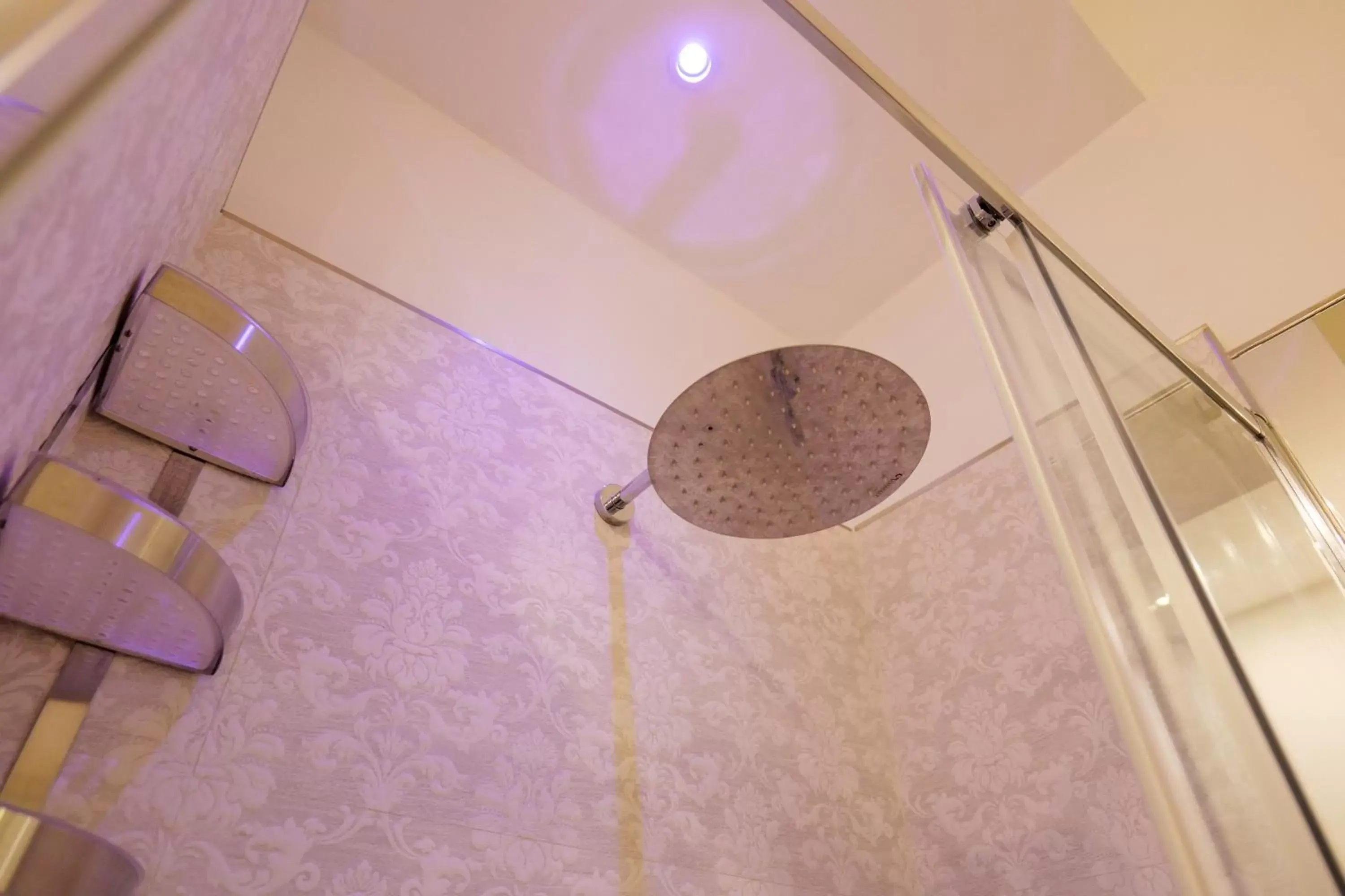 Shower, Bathroom in Relais Vittorio Veneto - Luxotel & Apartotel