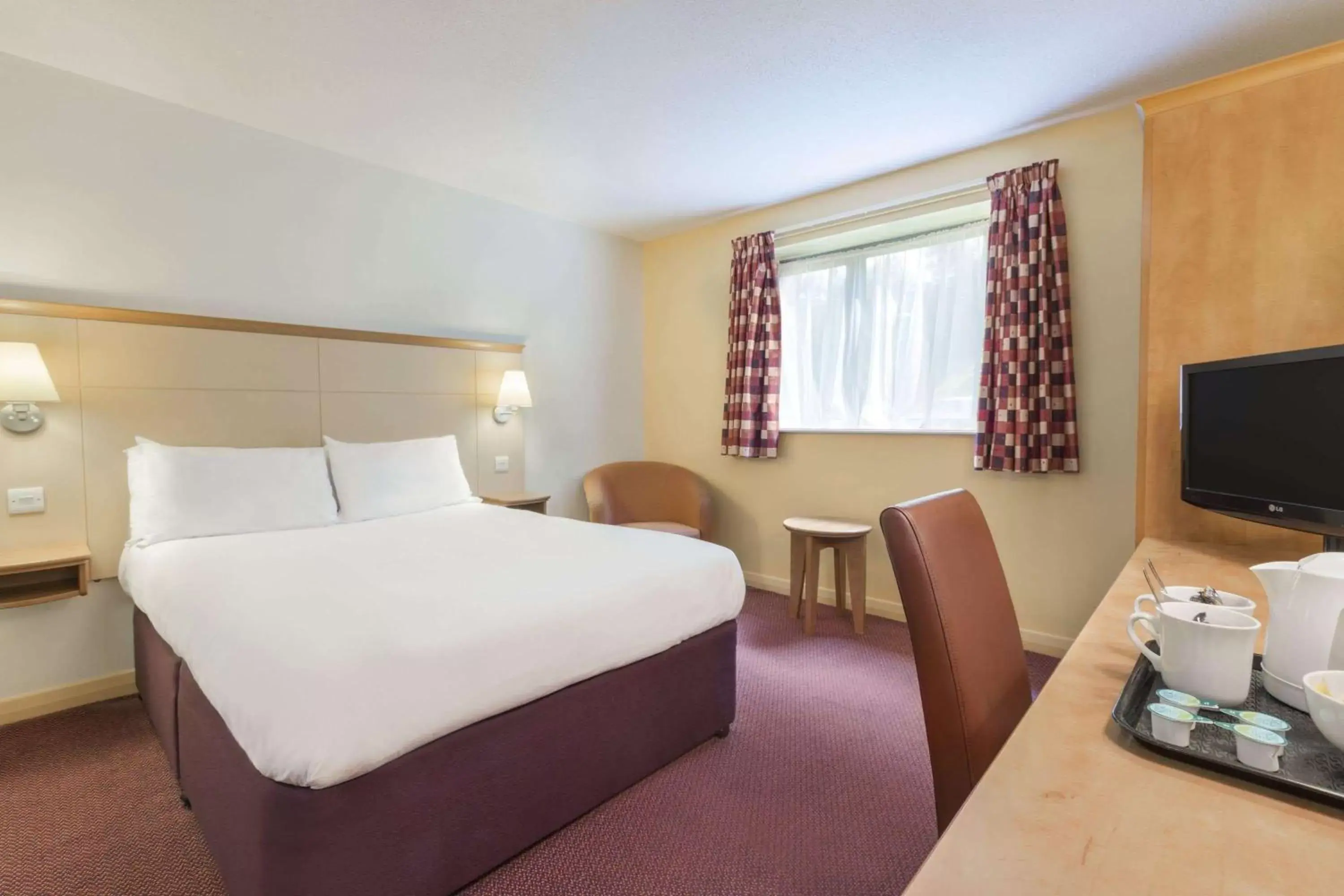 Photo of the whole room, Bed in Days Inn Winchester