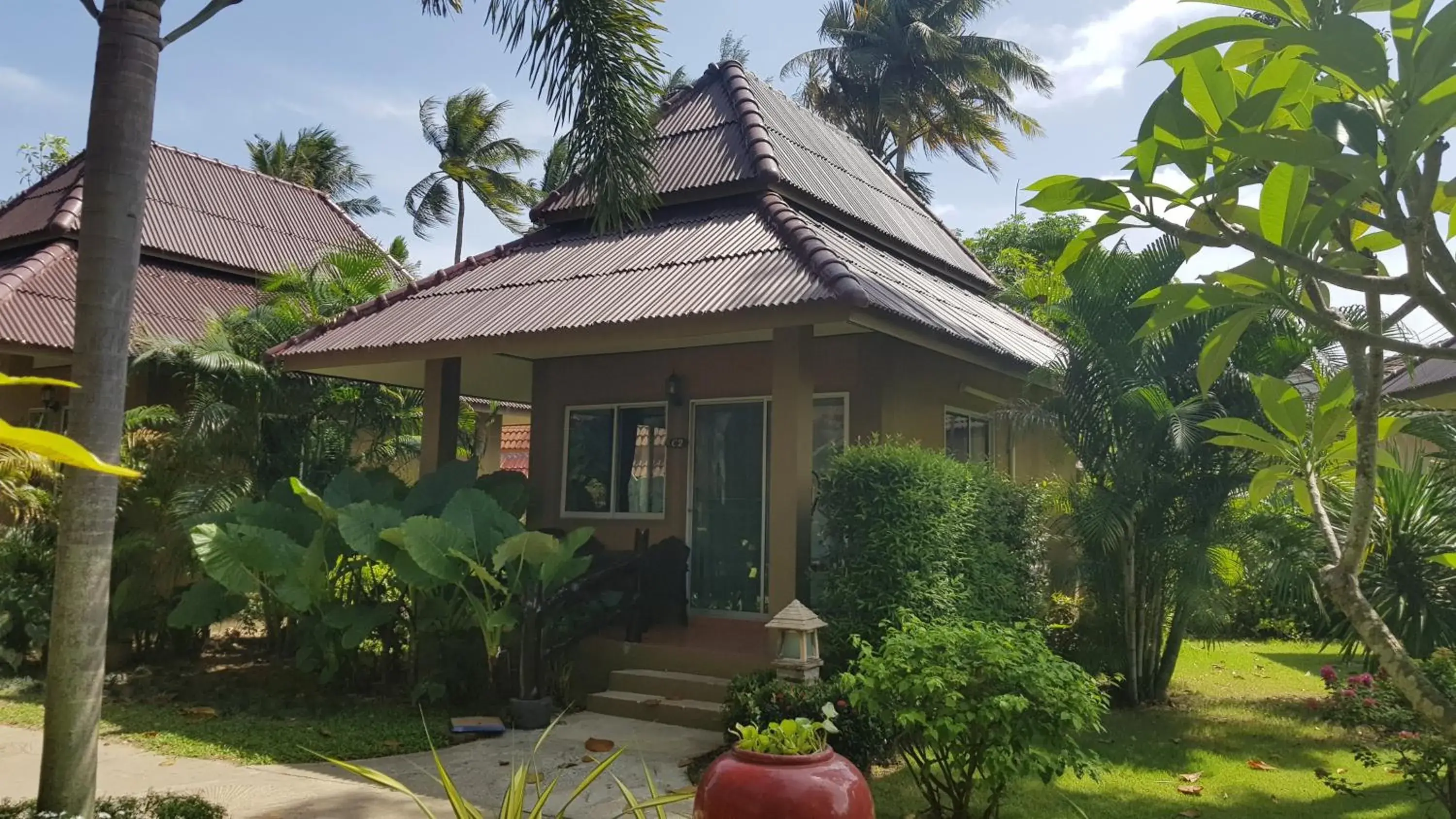 Facade/entrance, Property Building in Lanta Castaway Beach Resort