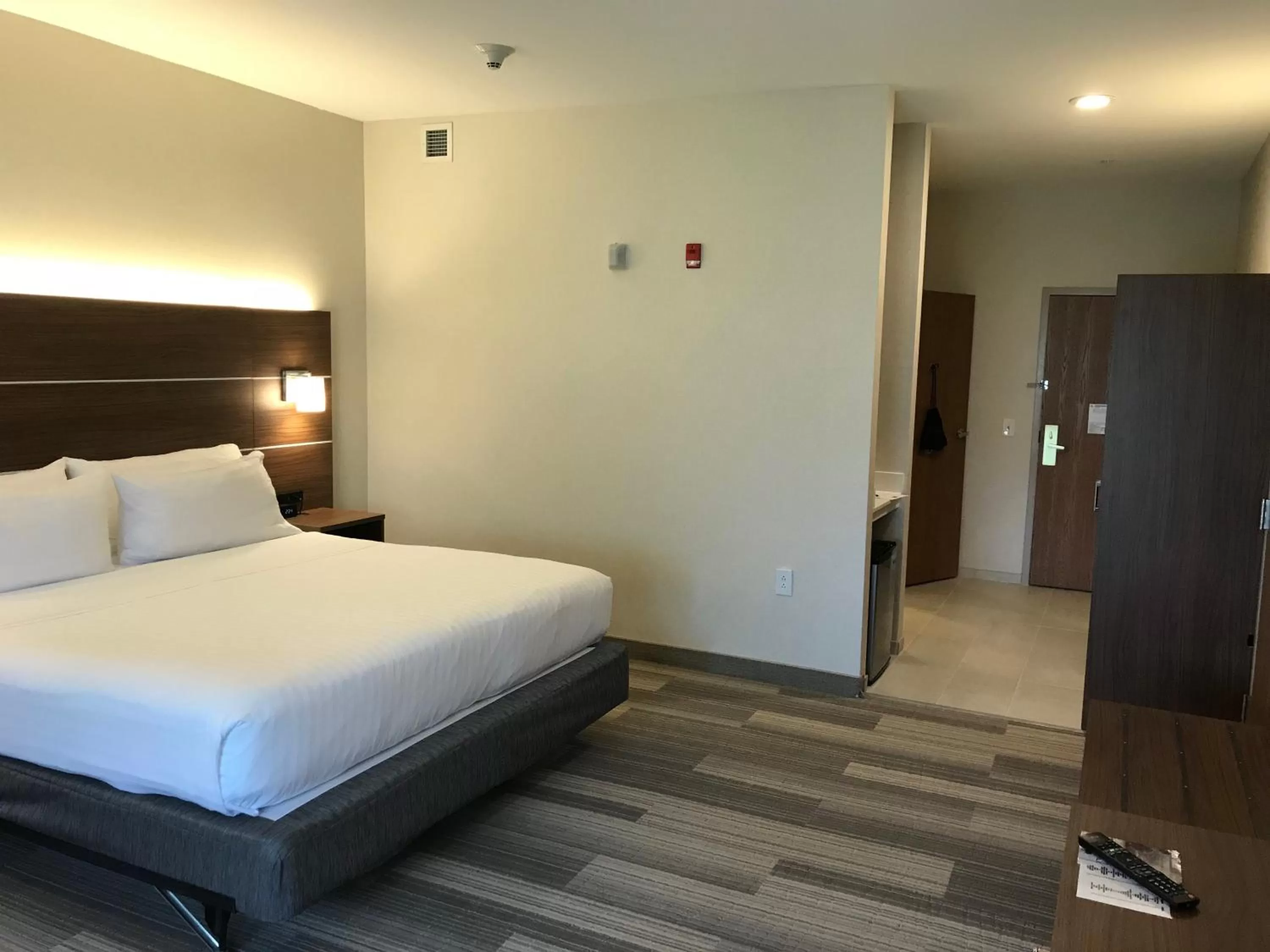 Bed in Holiday Inn Express Rochester-Victor by IHG