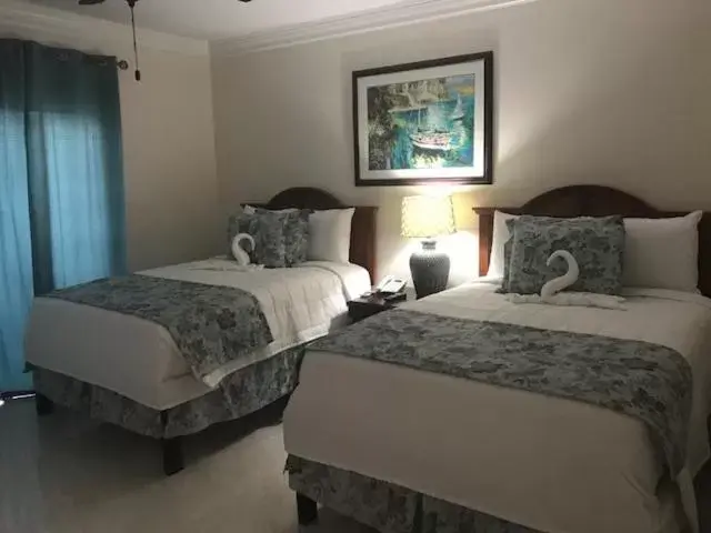 Bedroom, Bed in Colony Club Inn & Suites