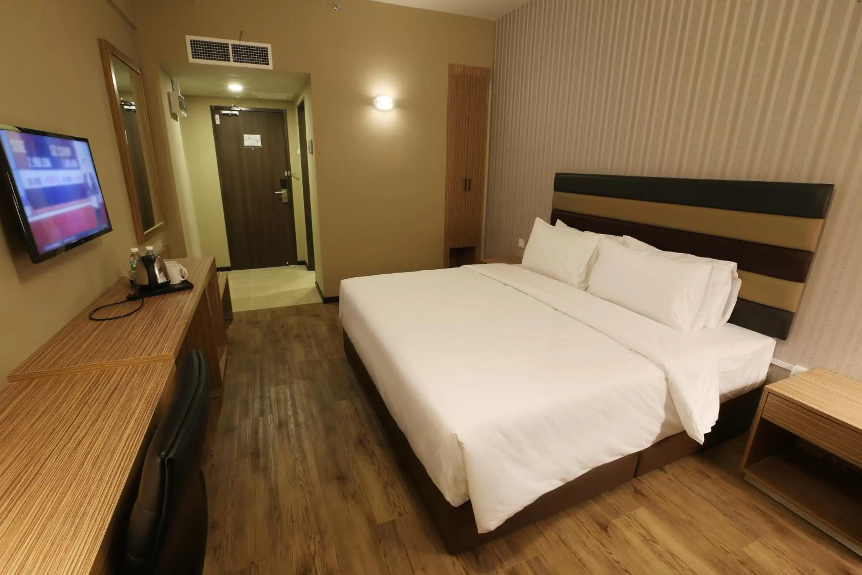 Photo of the whole room, Bed in SEM9 Senai "Formerly Known As Perth Hotel"