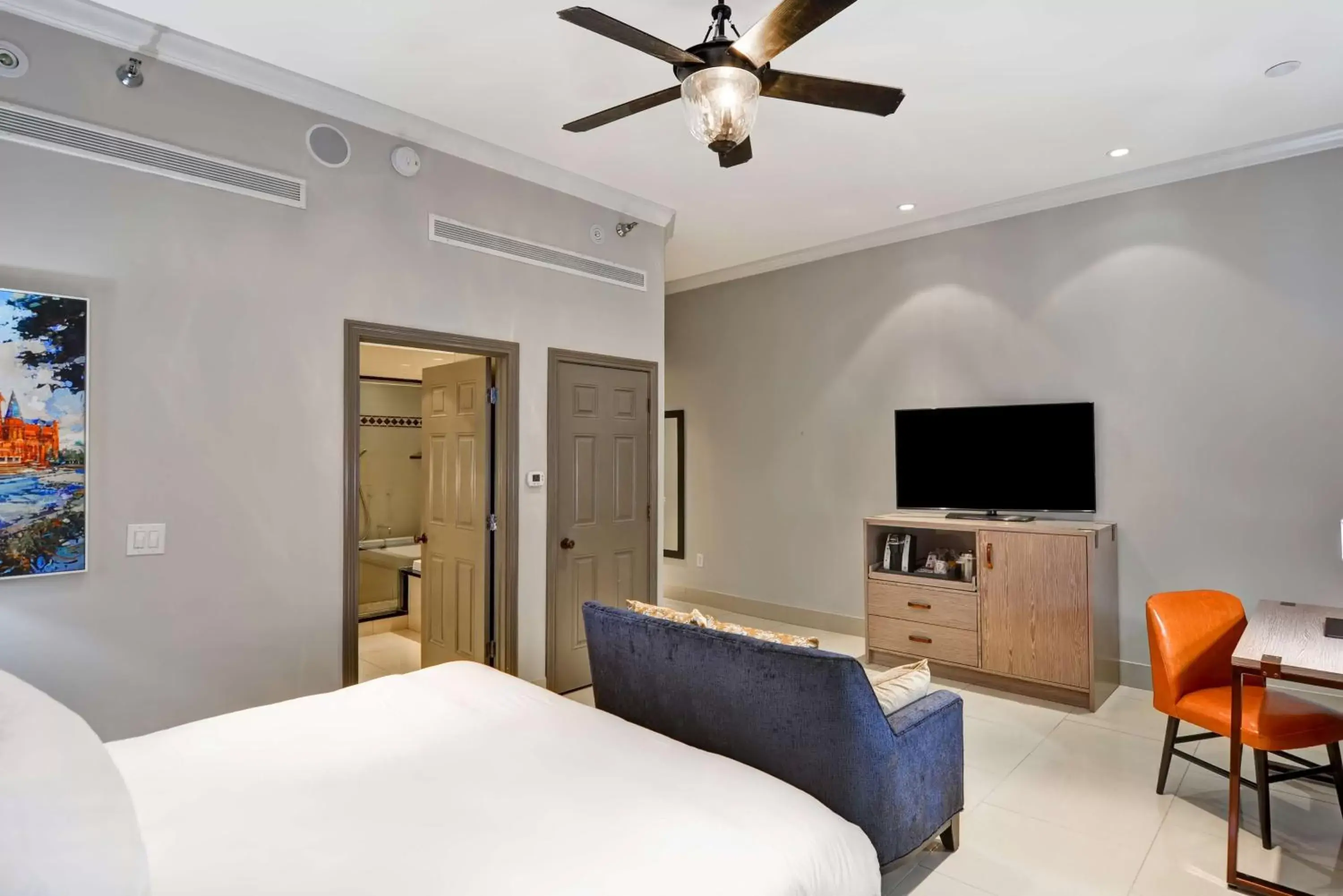 Bedroom, Bed in The Cincinnatian Curio Collection by Hilton Bedroom, Bed in The Cincinnatian Curio Collection by Hilton