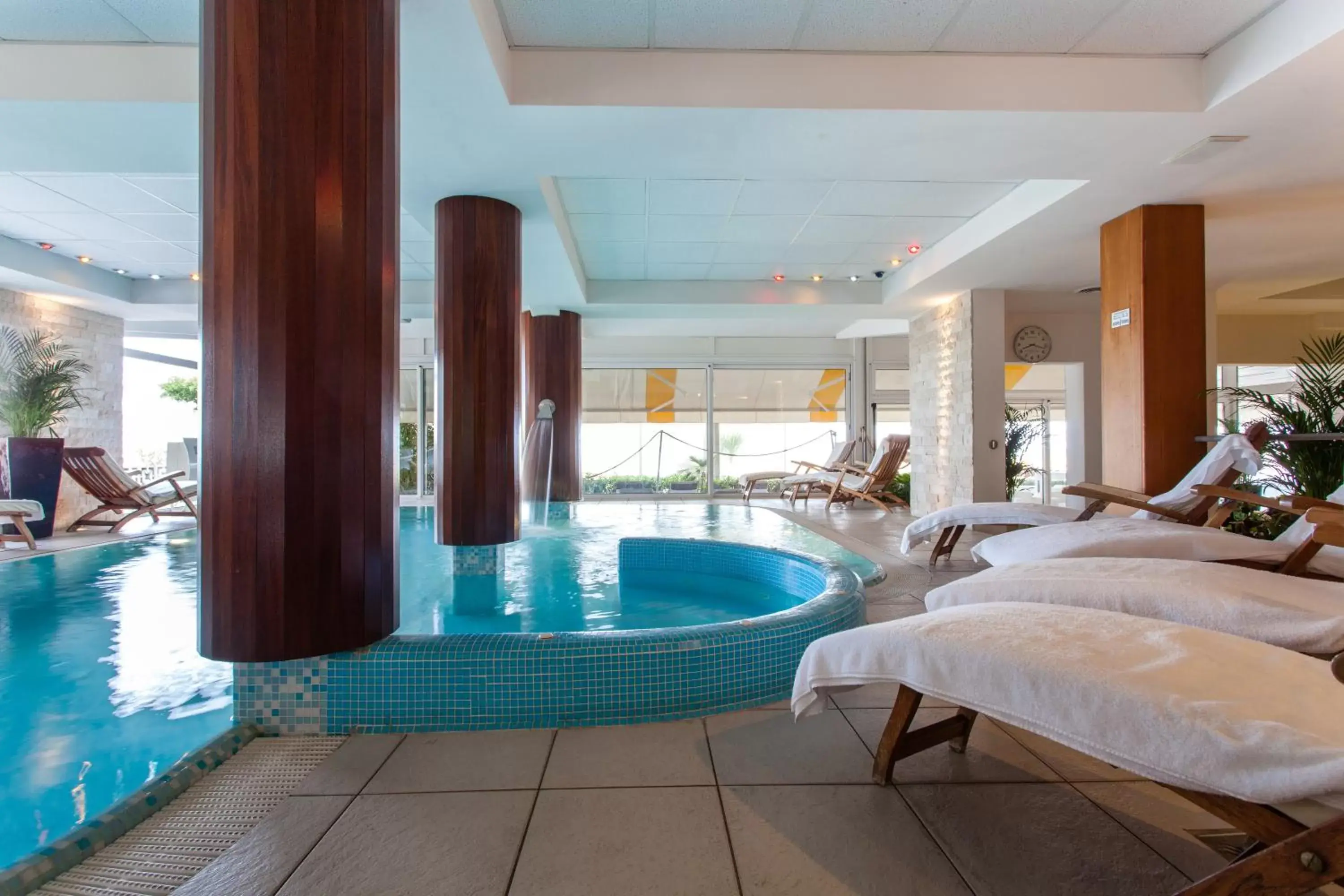 Hot Tub, Swimming Pool in Hotel Villa Sorriso