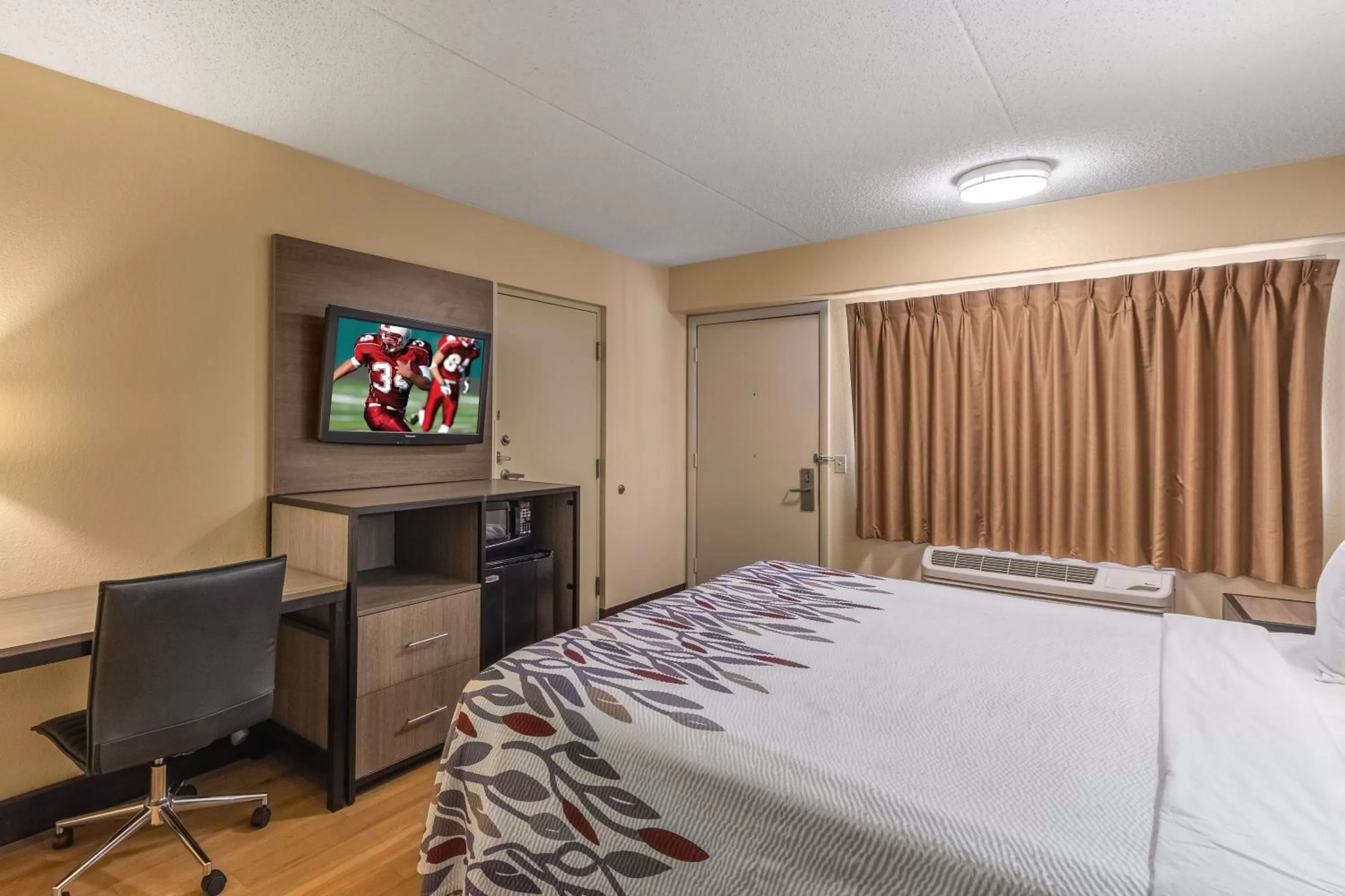 Photo of the whole room, Bed in Red Roof Inn Kalamazoo West - Western Michigan U