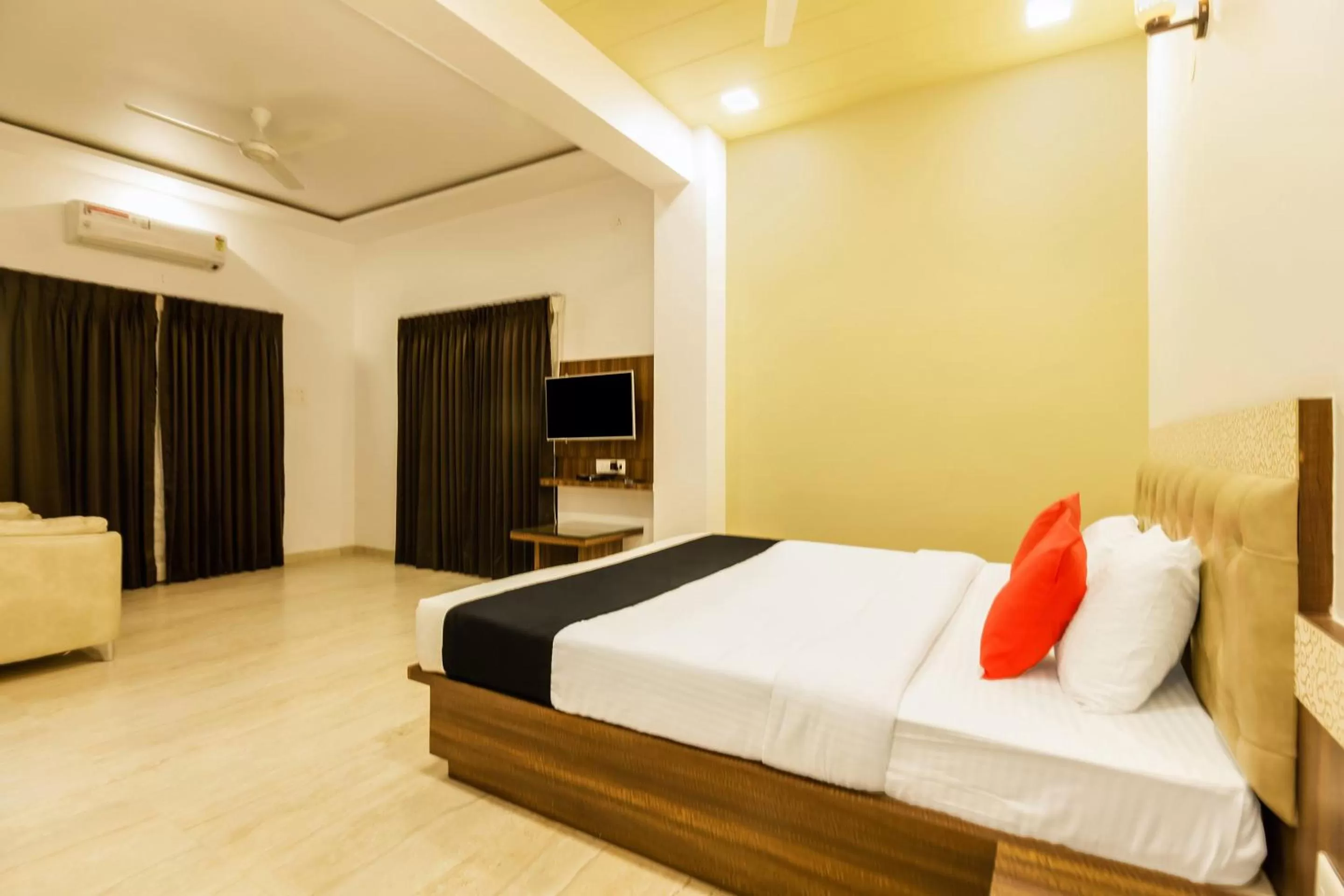 Bedroom, Bed in Hotel Om Inn - Talegaon Dabhade