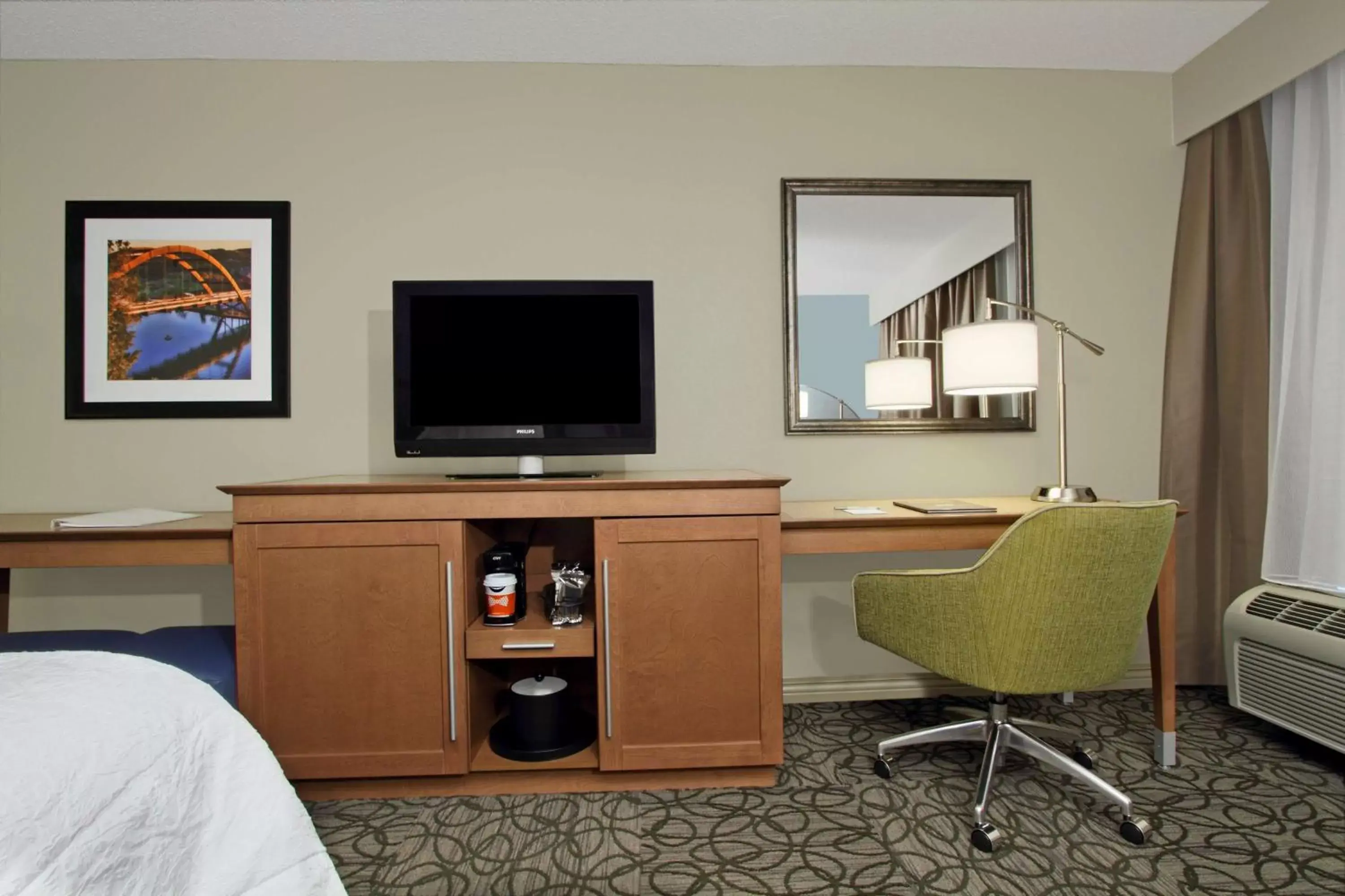 Bed, TV/Entertainment Center in Hampton by Hilton Austin South - I-35 & Ben White