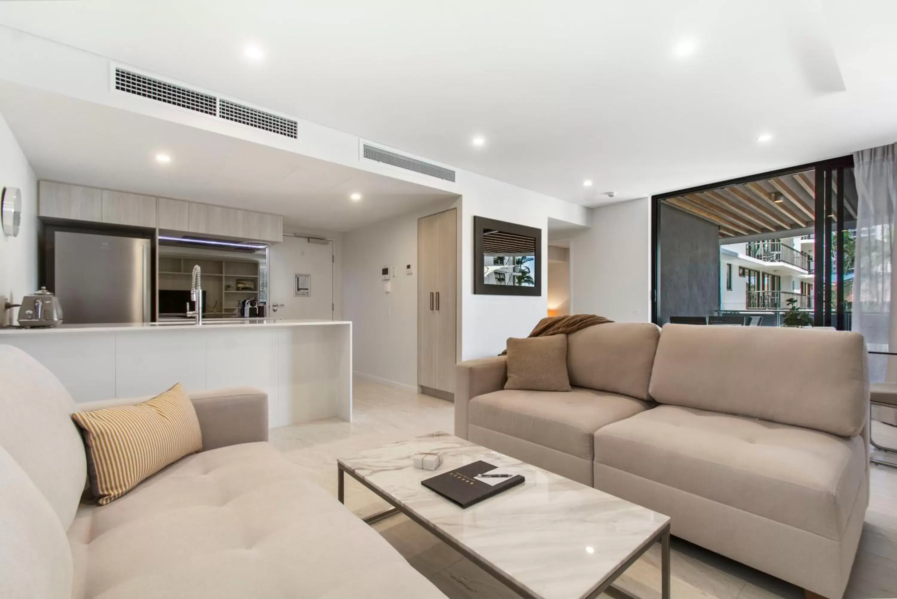 Kitchen or kitchenette, Seating Area in Breeze Mooloolaba, Ascend Hotel Collection