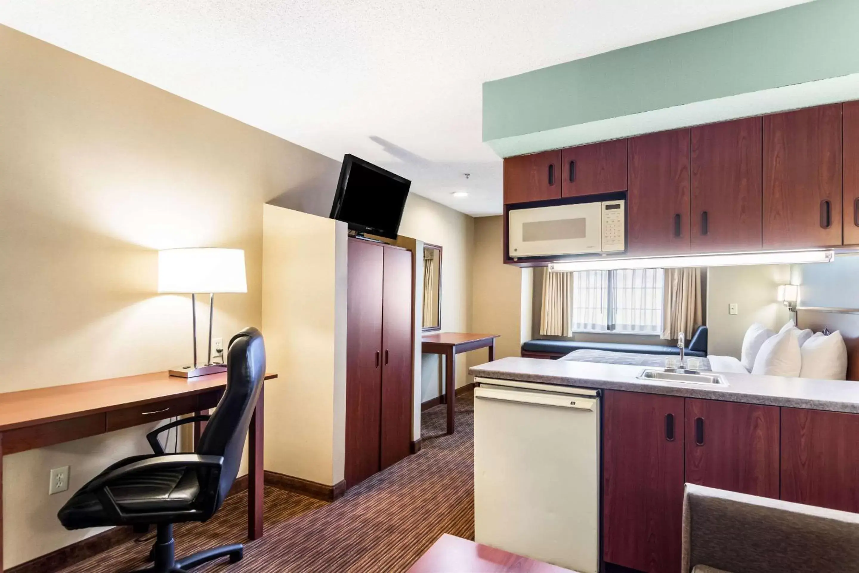 Photo of the whole room, Kitchen/Kitchenette in Quality Inn Chester - South Richmond