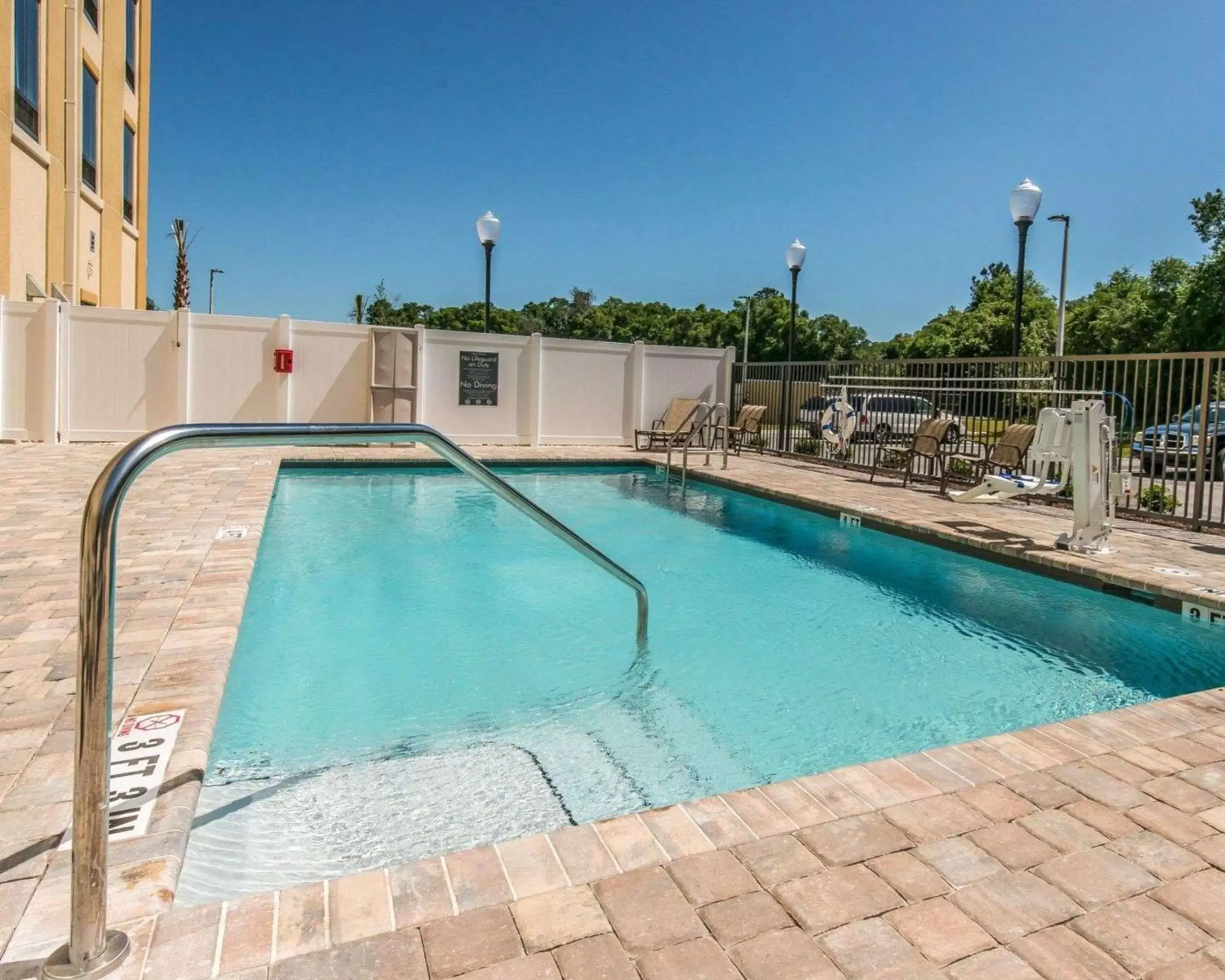 On site, Swimming Pool in Comfort Suites near Rainbow Springs Dunnellon