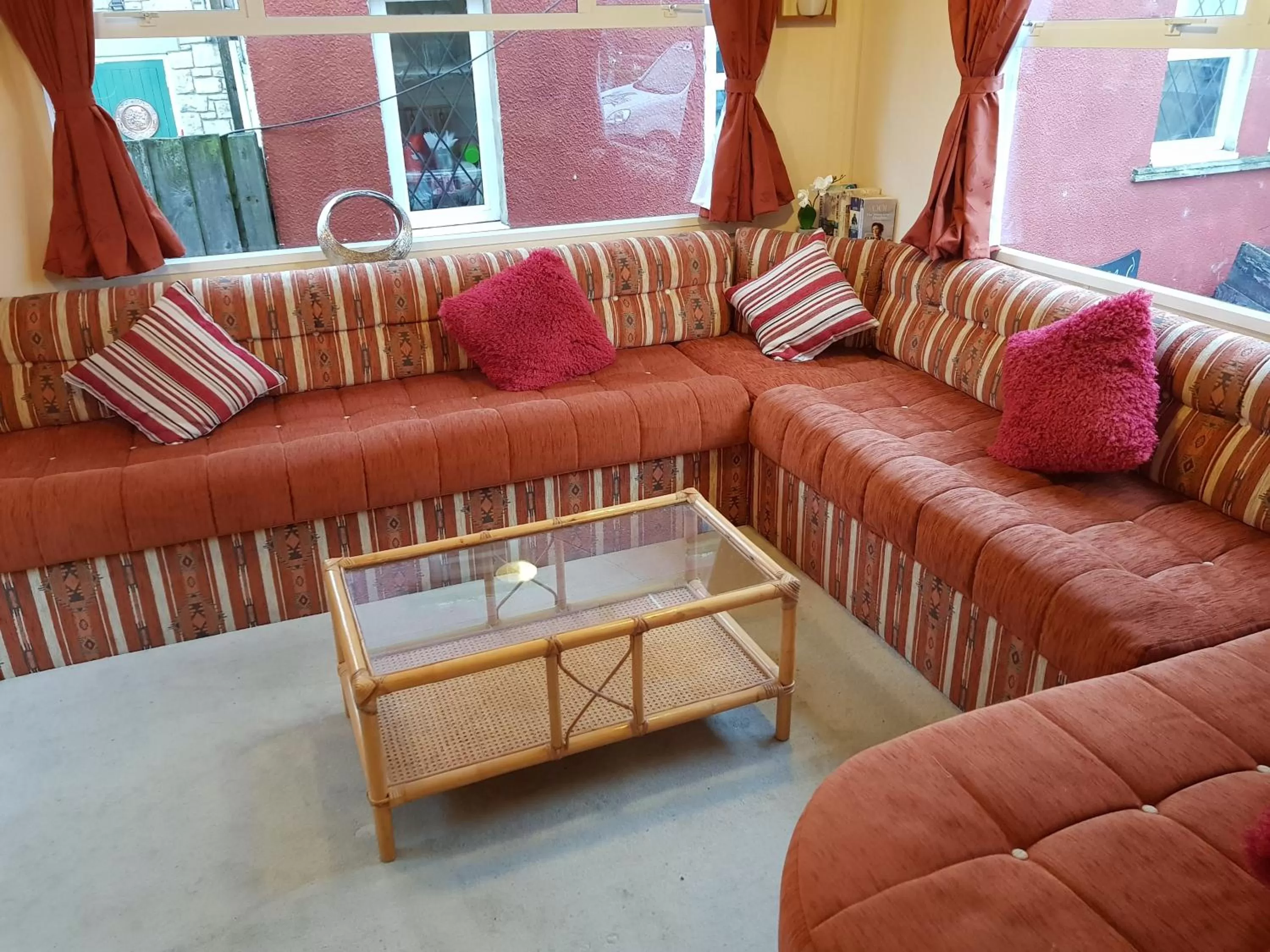 the jackdaw pub SELF CATERING STATIC CARAVAN free breakfast supplied