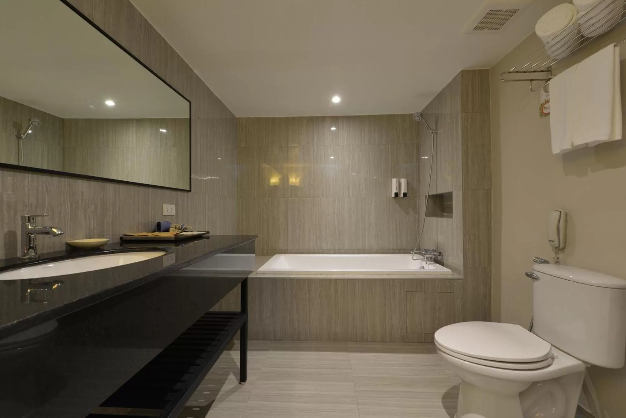 Shower in Tinidee Hotel Bangkok Golf Club