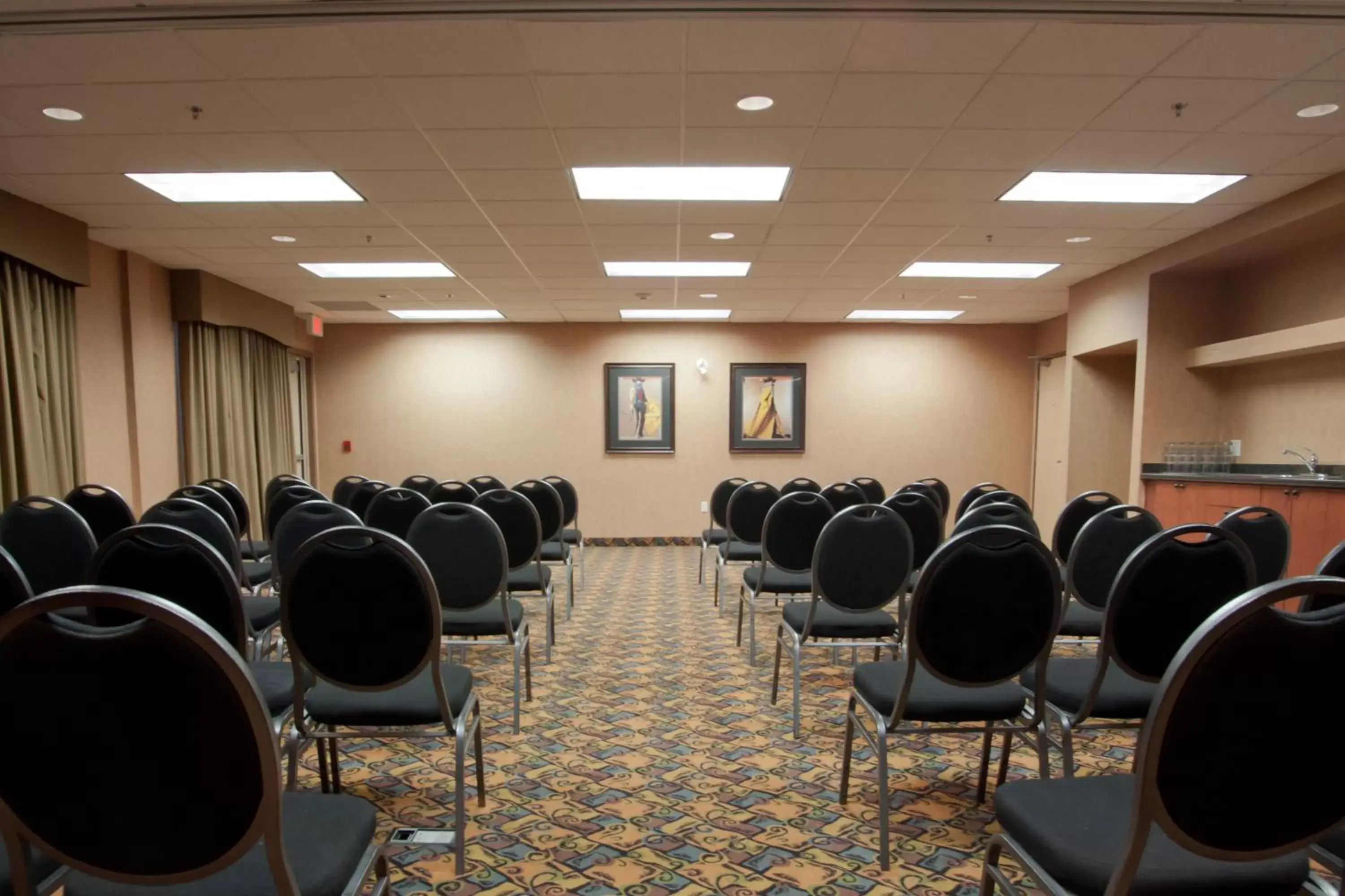 Banquet/Function facilities in Days Inn & Suites by Wyndham Strathmore