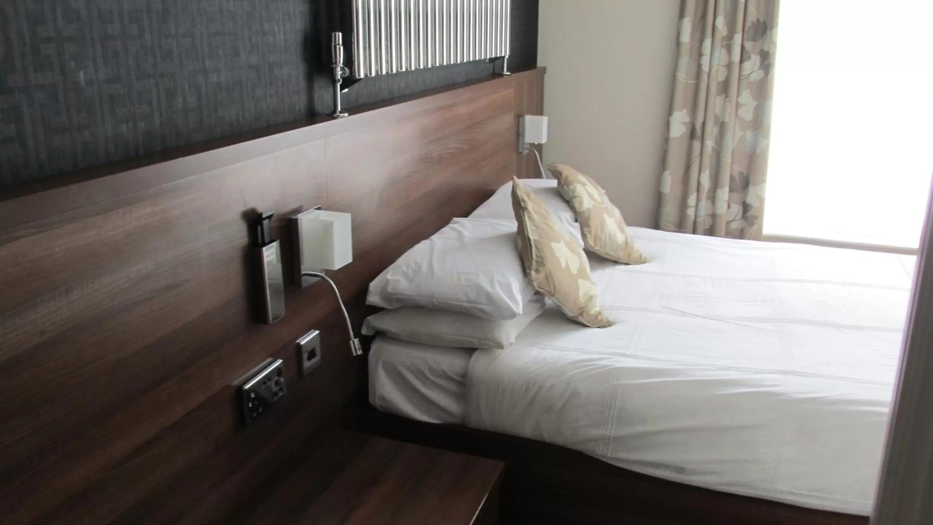 Bathroom, Bed in The Harboro Hotel