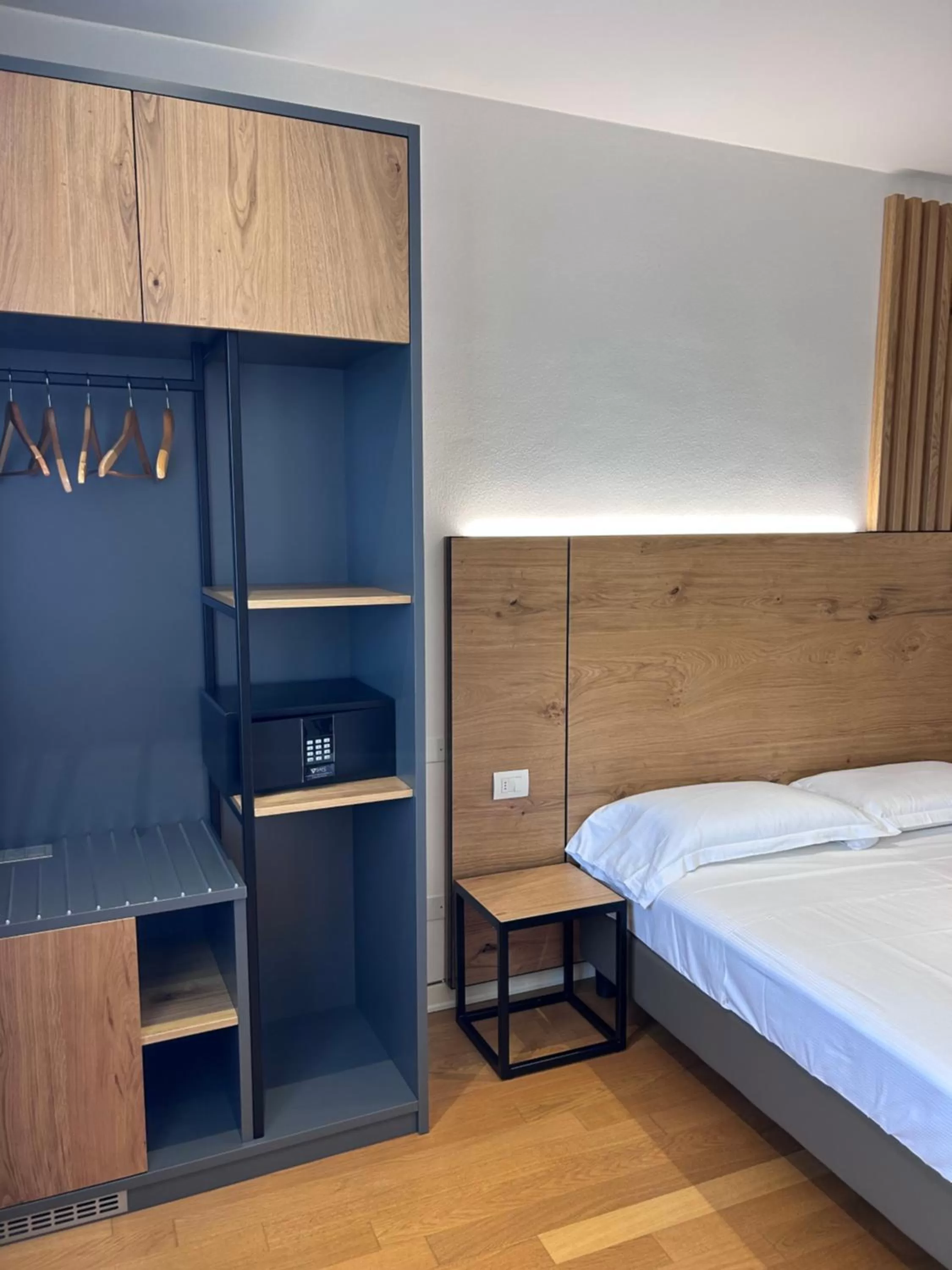 wardrobe, Bed in Hotel Arya by Mauro