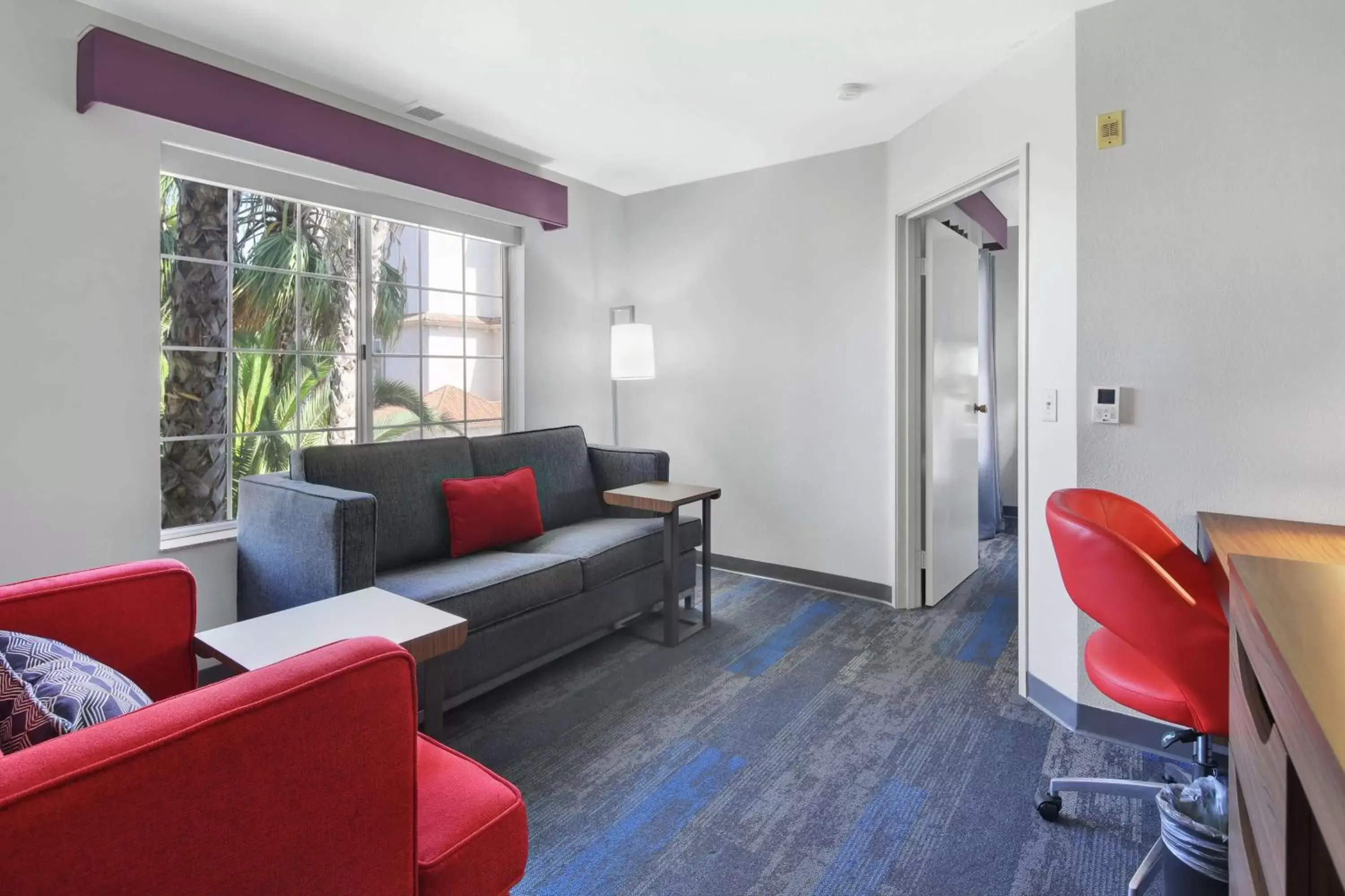 Bedroom, Seating Area in Hampton Inn & Suites Santa Ana/Orange County Airport
