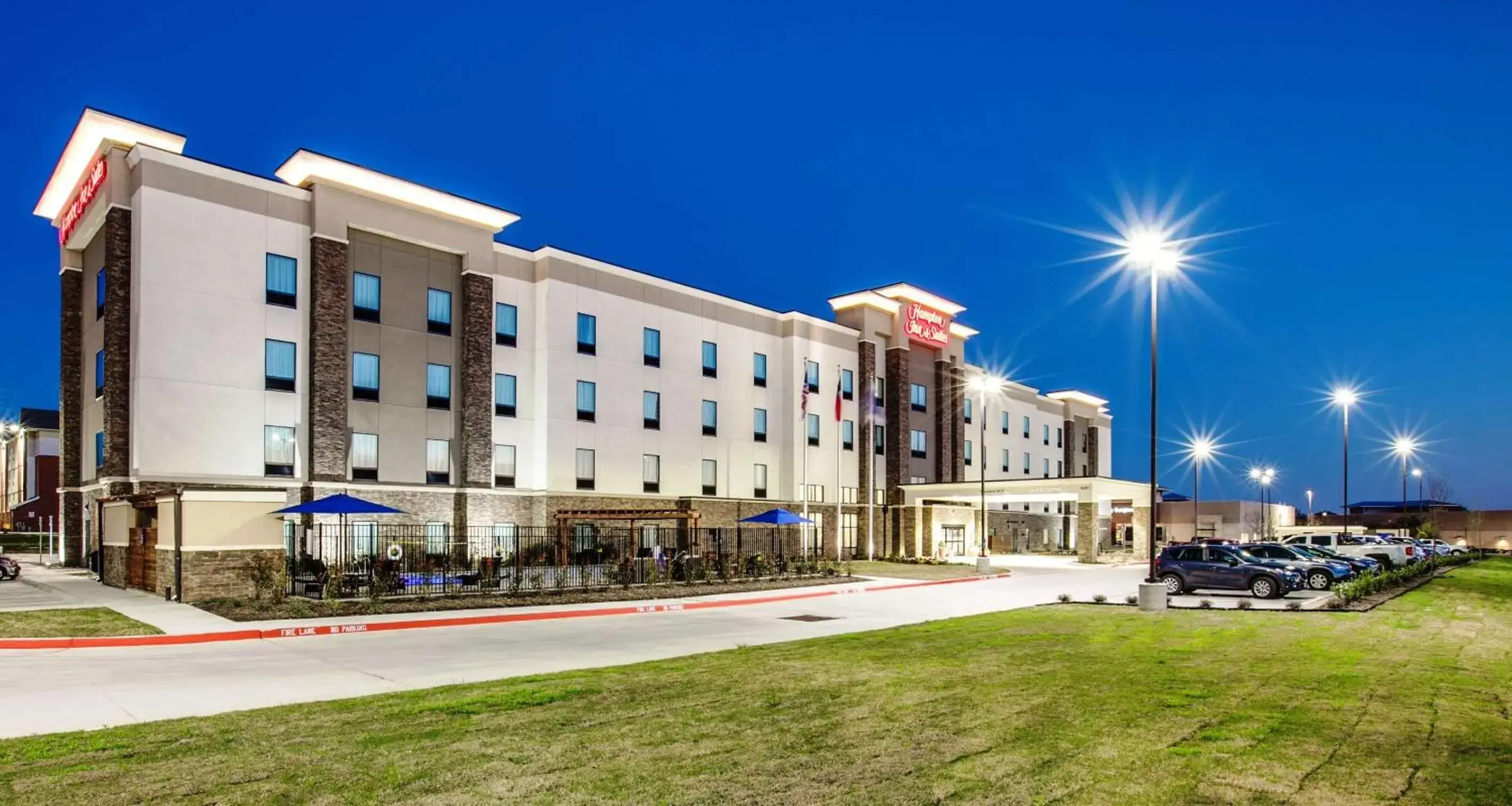 Property building in Hampton Inn & Suites Dallas/Ft. Worth Airport South Property building in Hampton Inn & Suites Dallas/Ft. Worth Airport South