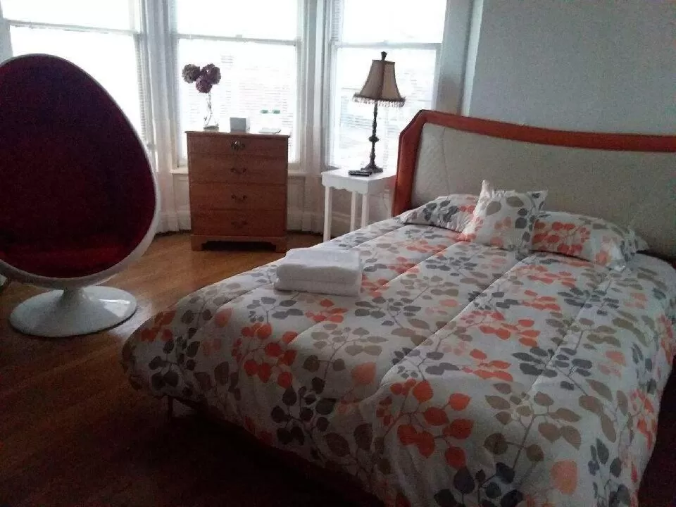 Bed in 5 Star Victorian Mansion-Downtown No Locals