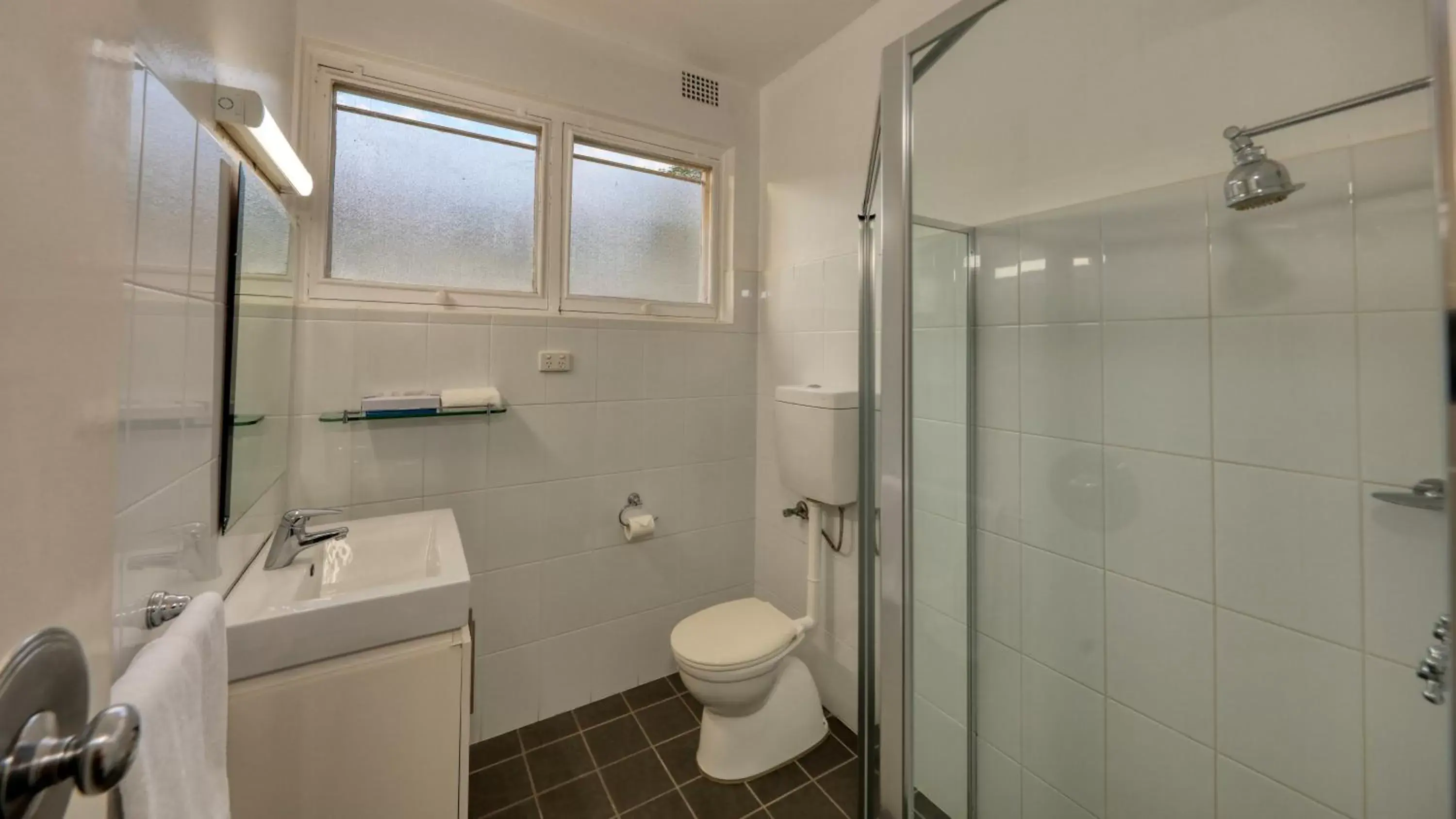 Shower, Bathroom in Cowra Motor Inn