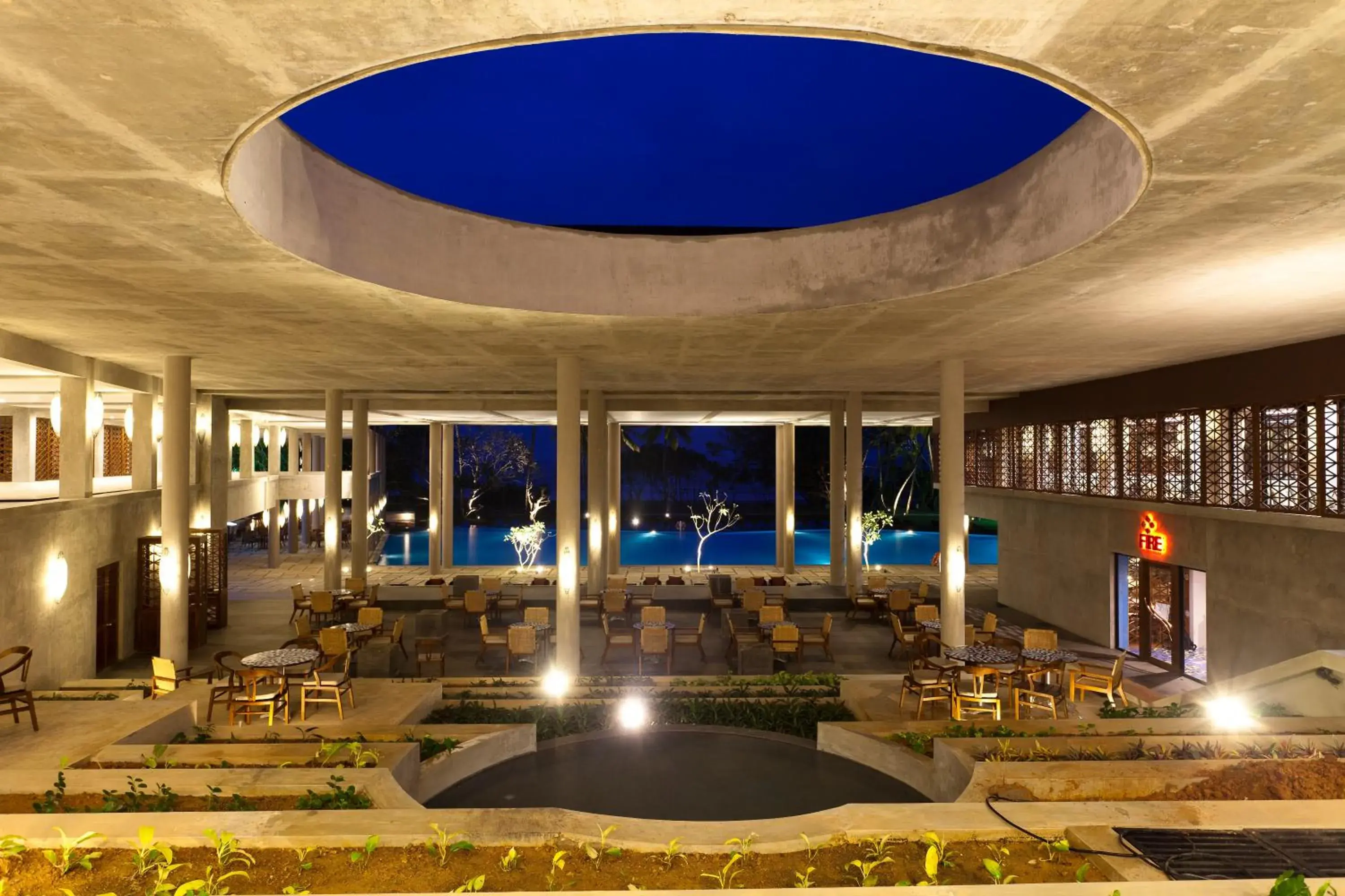 Restaurant/places to eat, Swimming Pool in Cinnamon Bey Beruwela