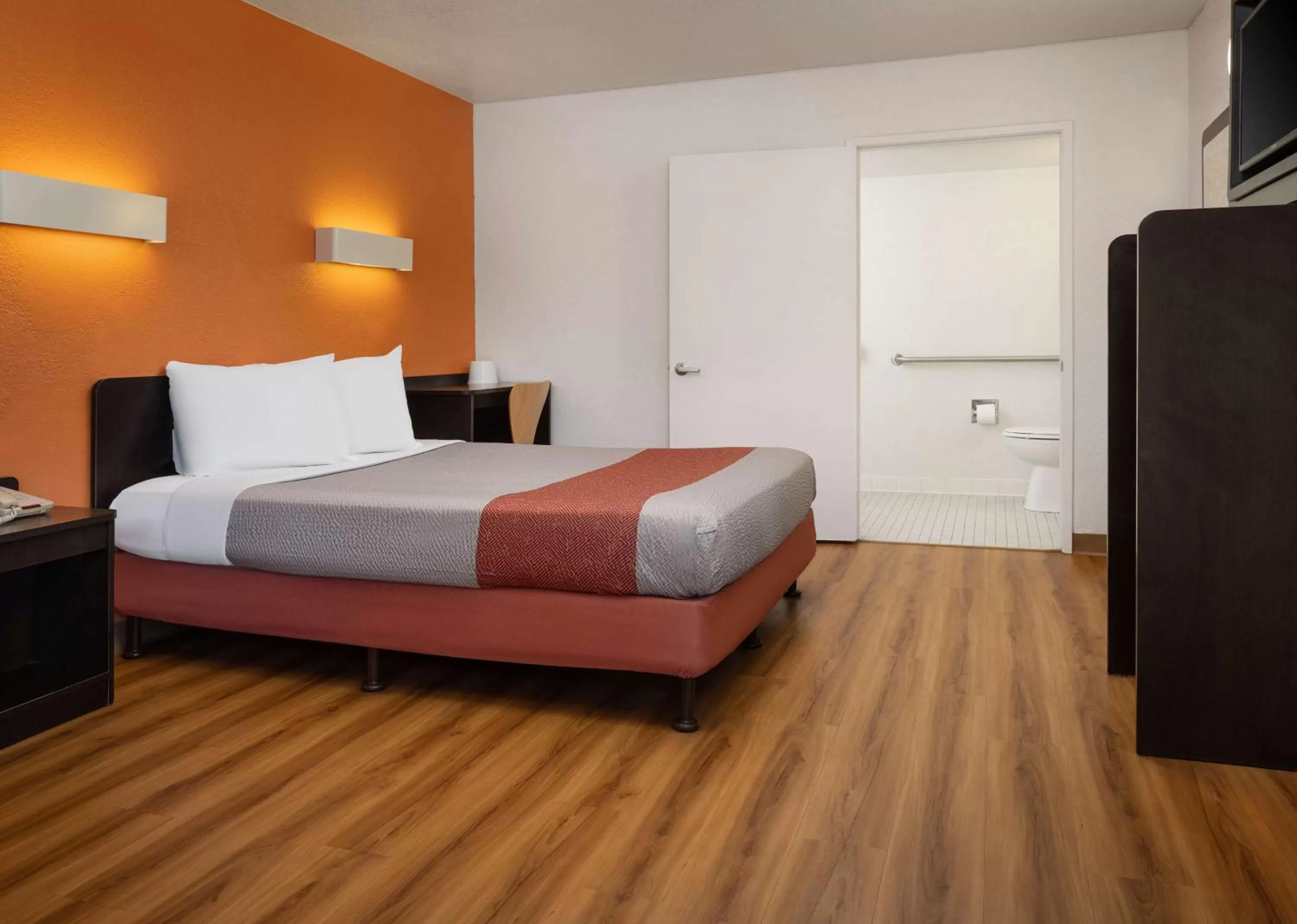 Queen Room - Disability Access - Roll in Shower in Motel 6-San Luis Obispo, CA - South