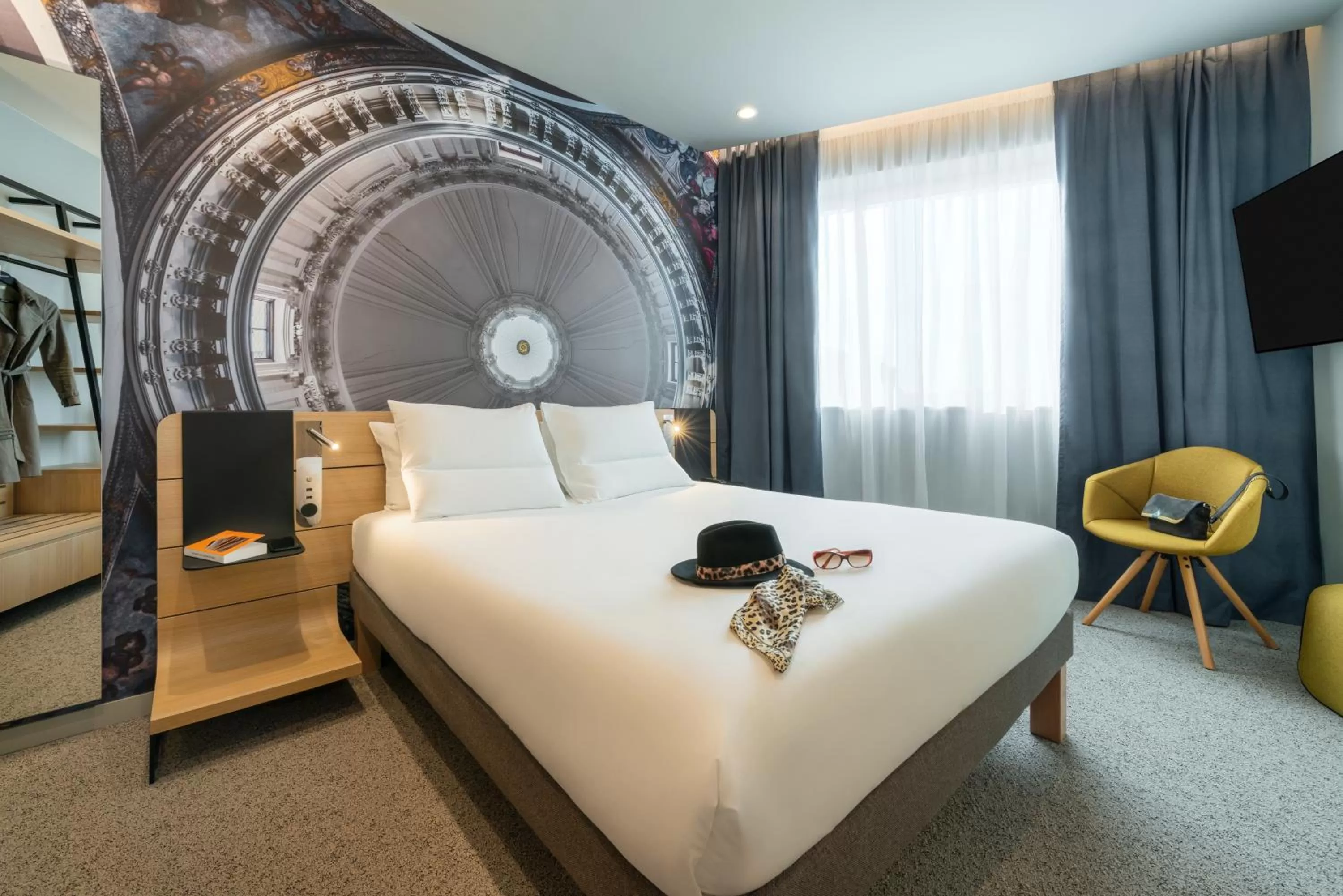 TV and multimedia, Bed in Novotel Paris 20 Belleville