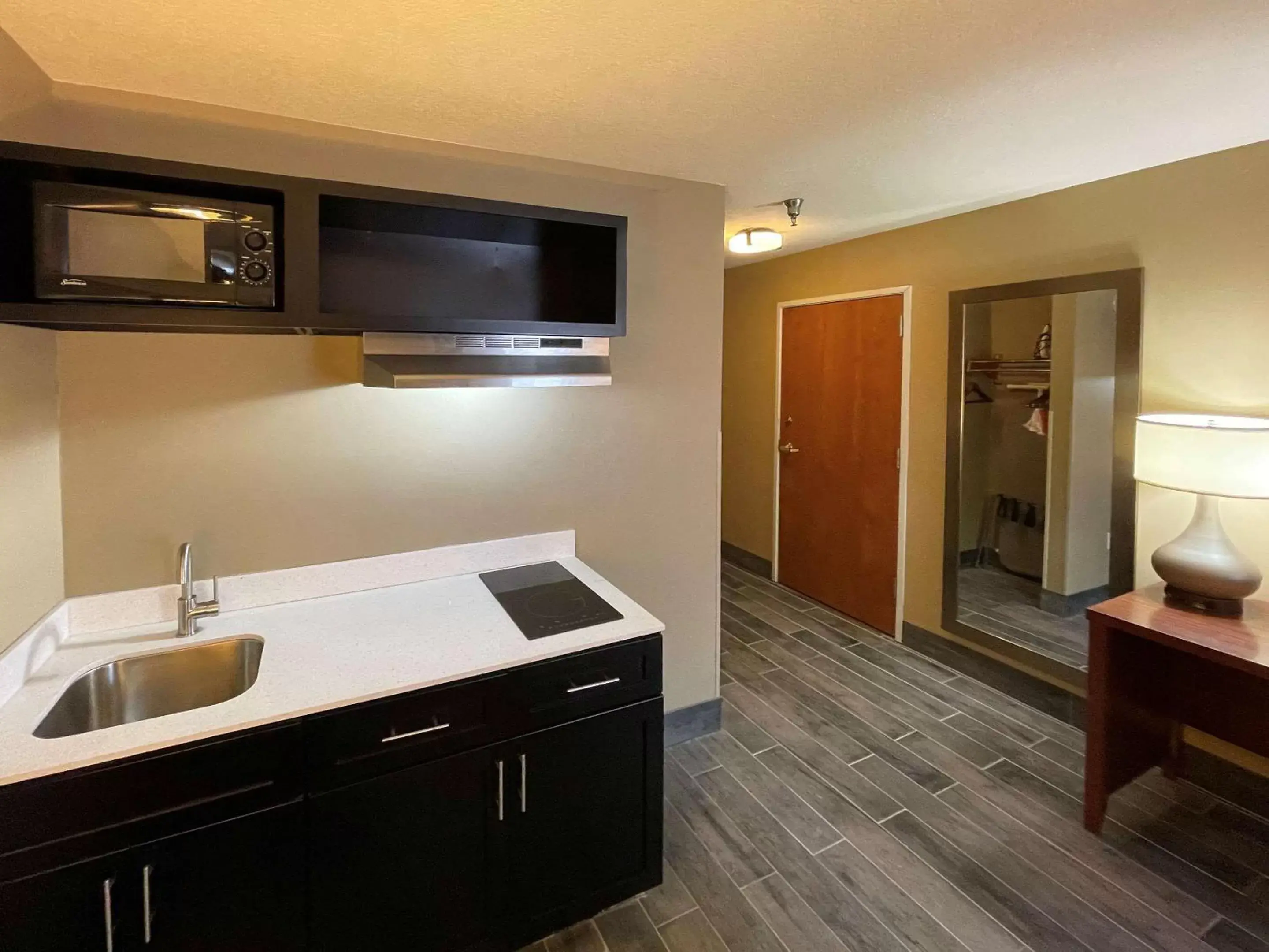 Photo of the whole room, Kitchen/Kitchenette in Quality Inn & Suites I-40 East