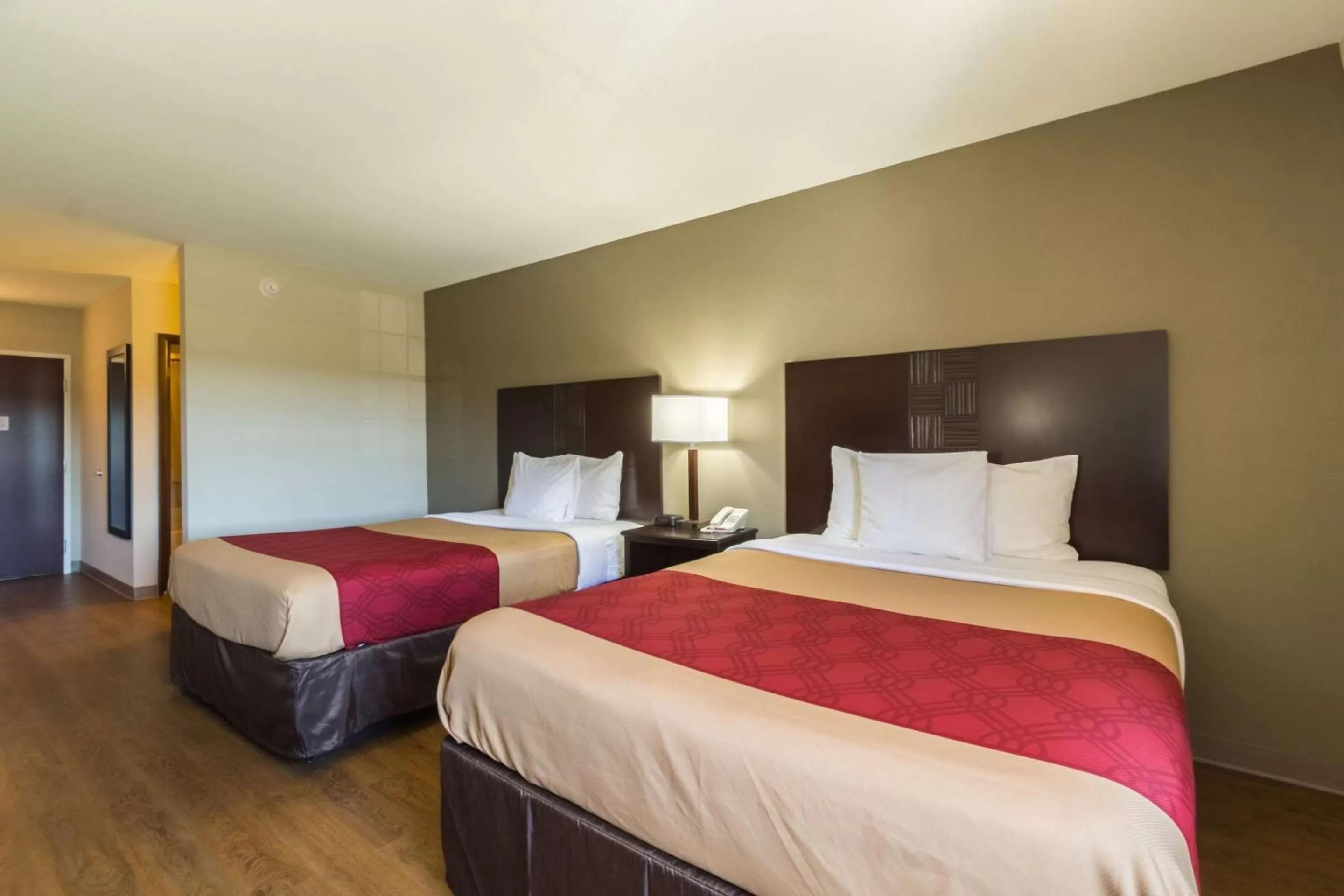 Photo of the whole room, Bed in Econo Lodge Harrisburg - Southwest of Hershey Area