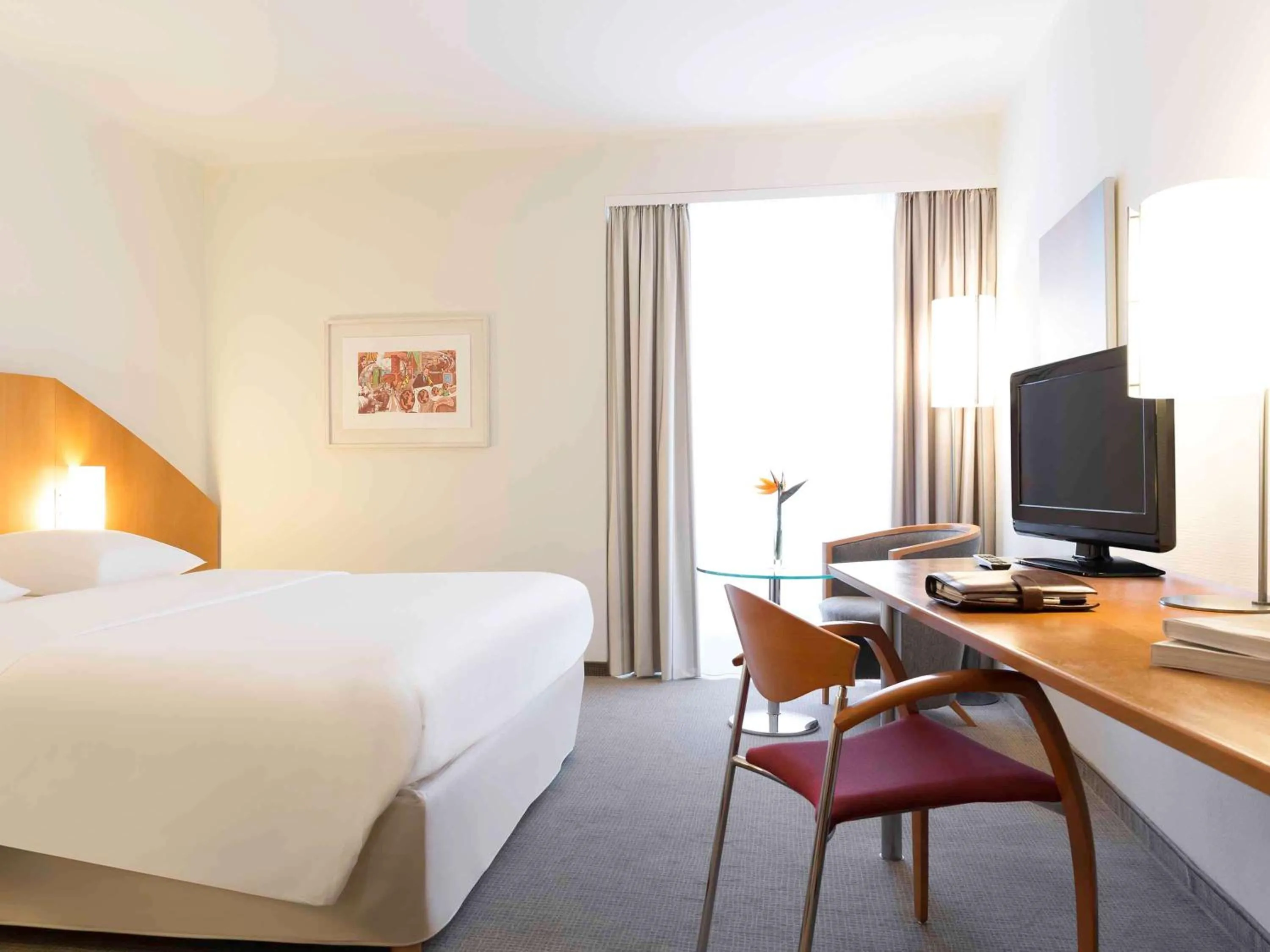 Photo of the whole room, Bed in Novotel Mainz