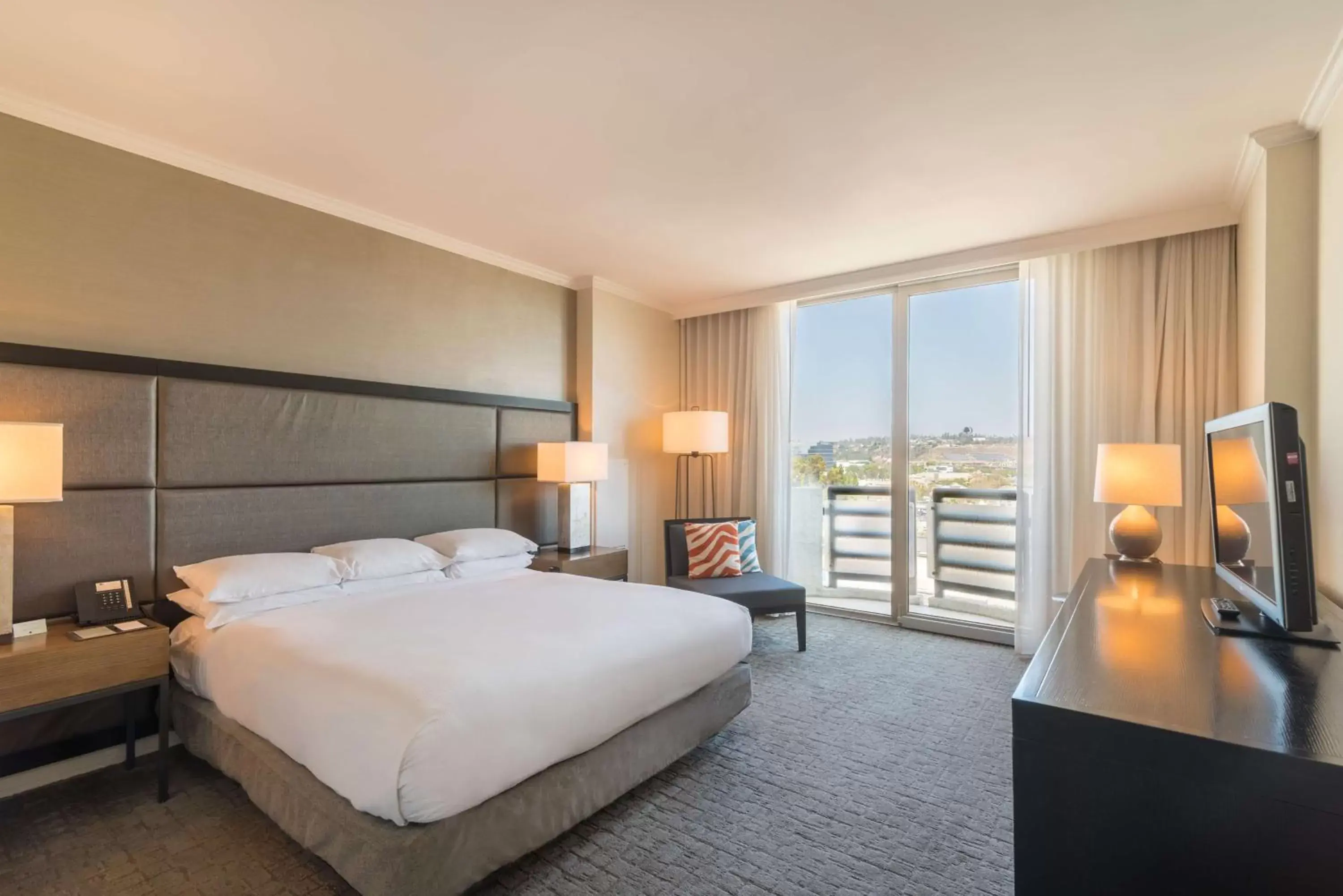 Bedroom in DoubleTree by Hilton San Diego-Mission Valley