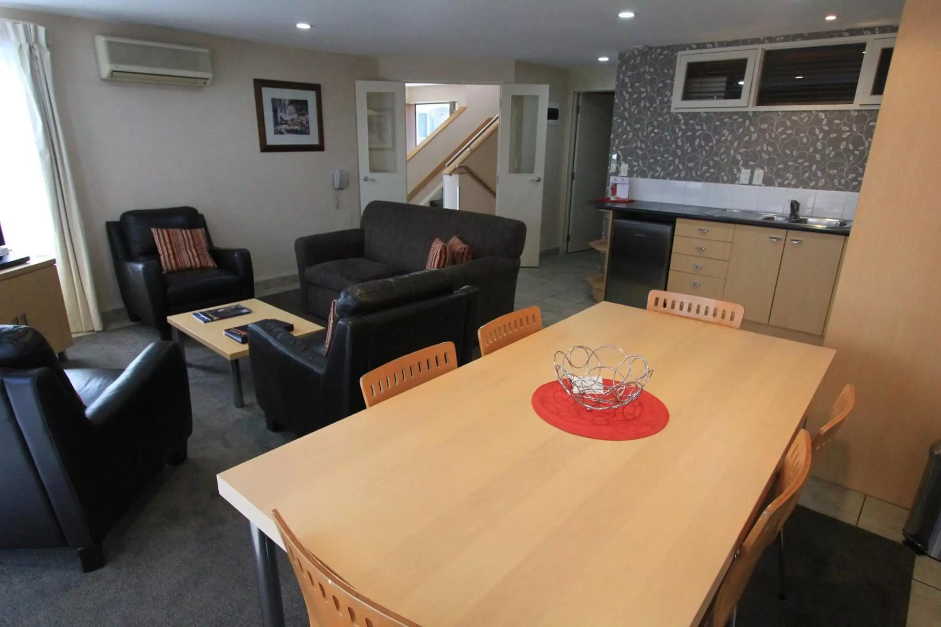 Kitchen or kitchenette, Dining Area in Voyager Apartments Taupo