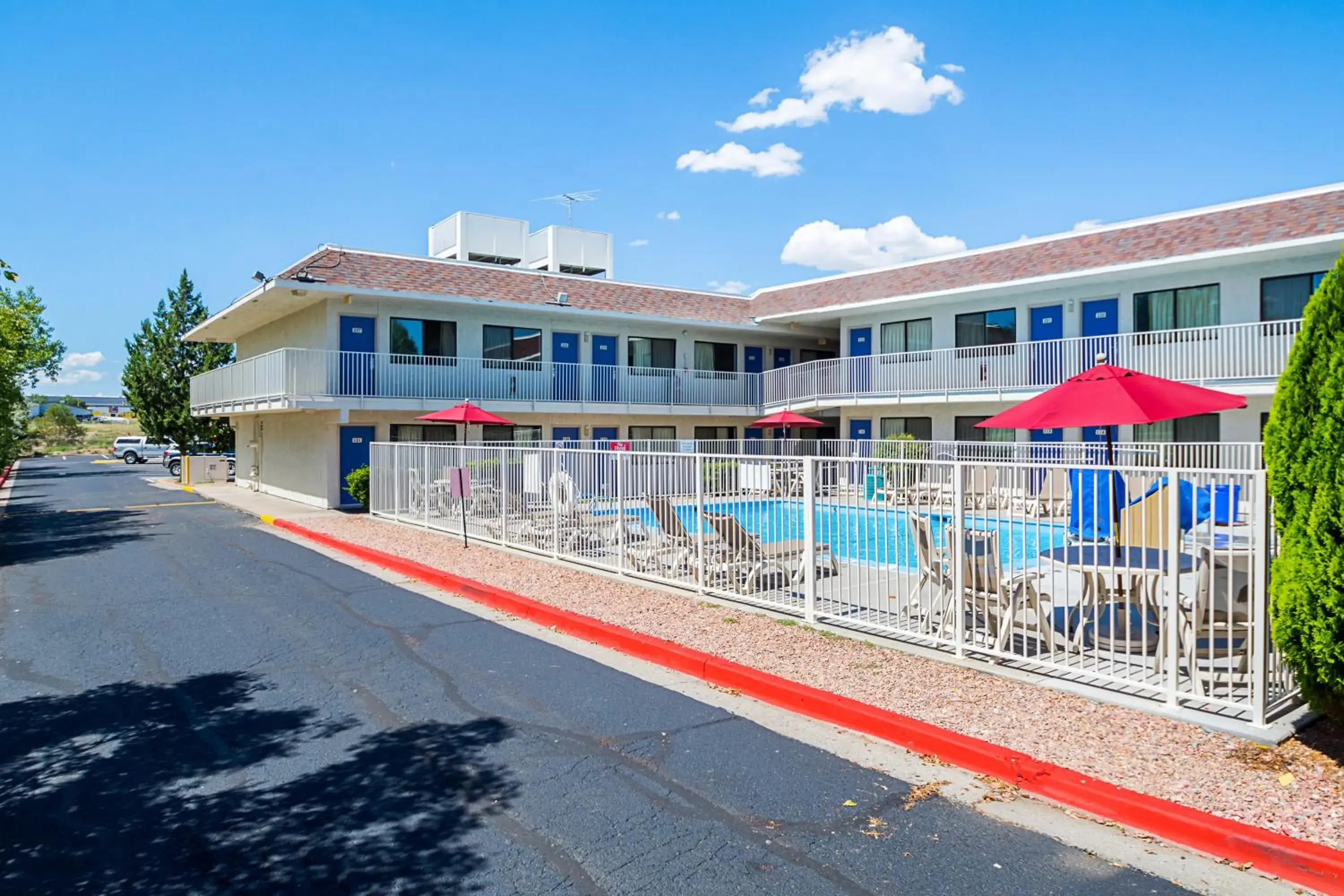 Swimming pool, Property Building in Motel 6-Pueblo, CO - I-25