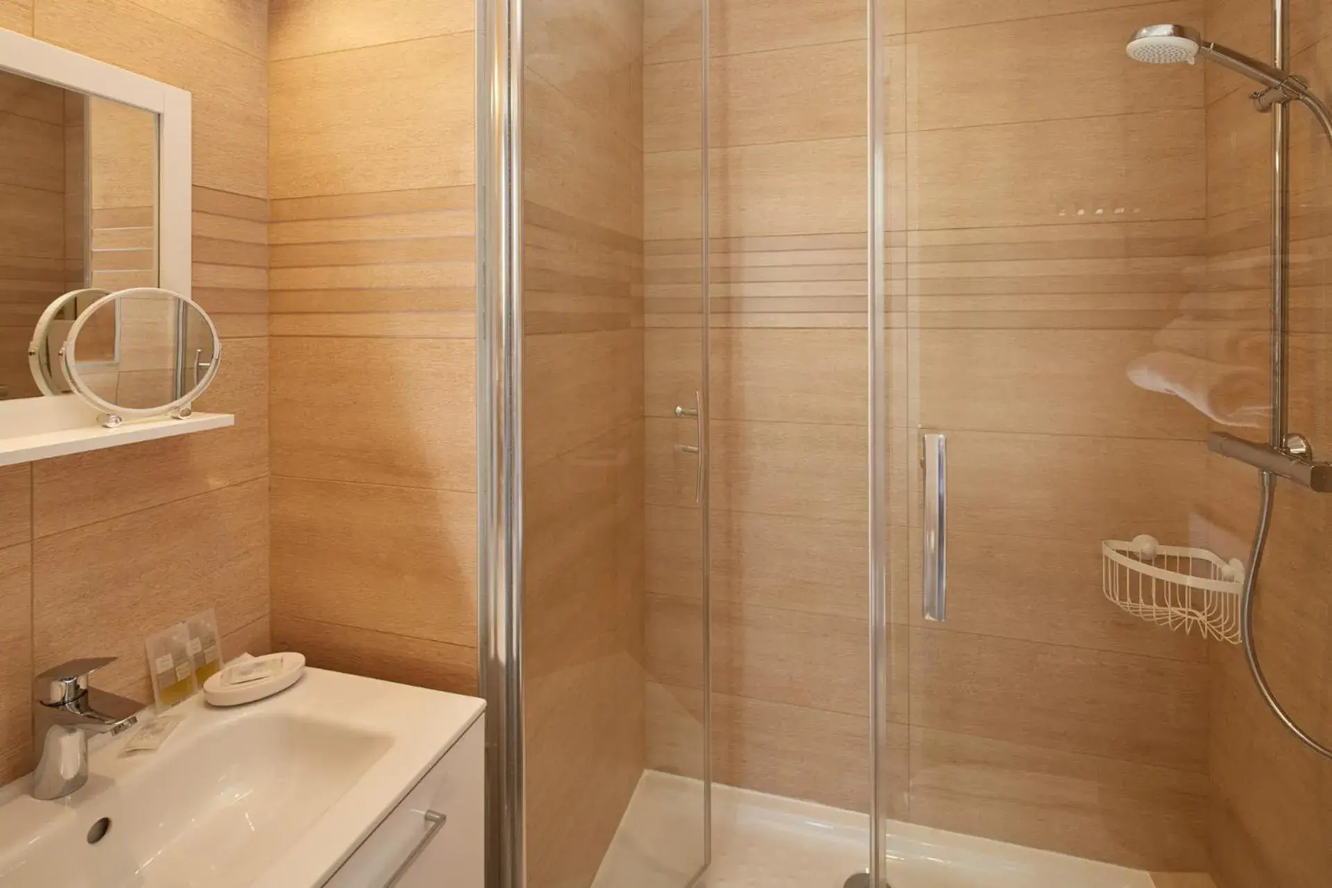 Shower, Bathroom in Hôtel Villa Sorel - Paris Boulogne