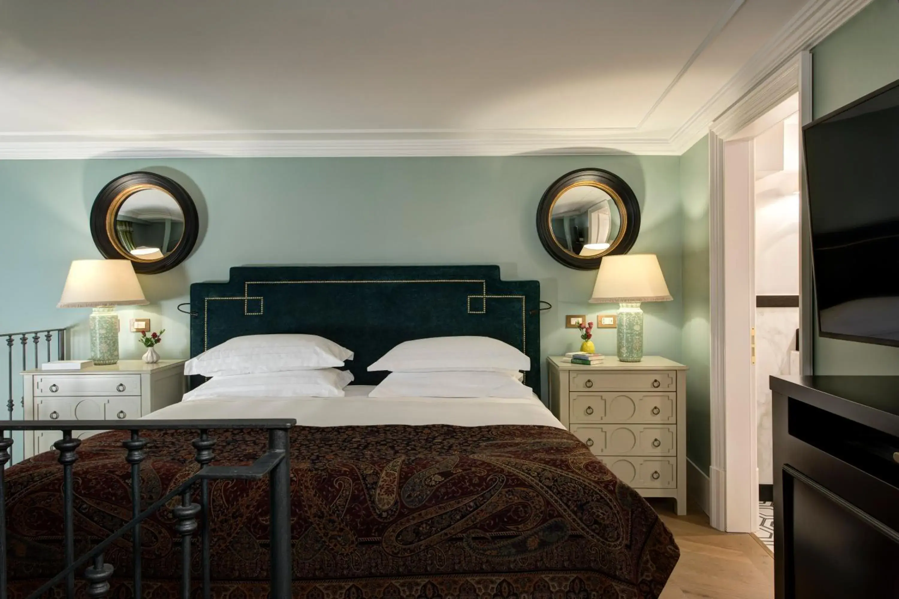 Bedroom, Bed in Rocco Forte Hotel de la Ville