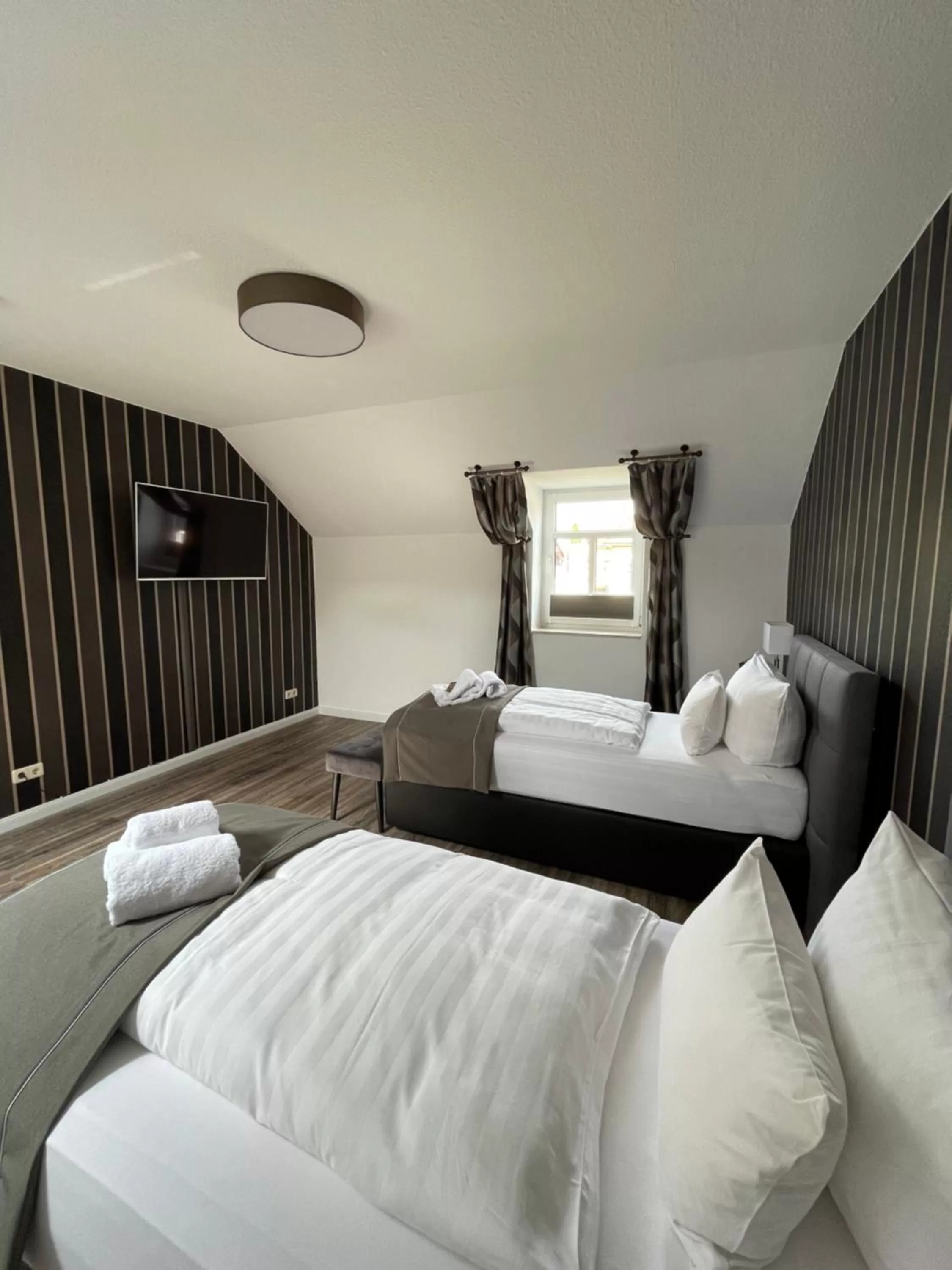 Bedroom, Bed in "Zur Altstadt - Am Fuße der Osterburg" Gaststätte, Pension, FEWO