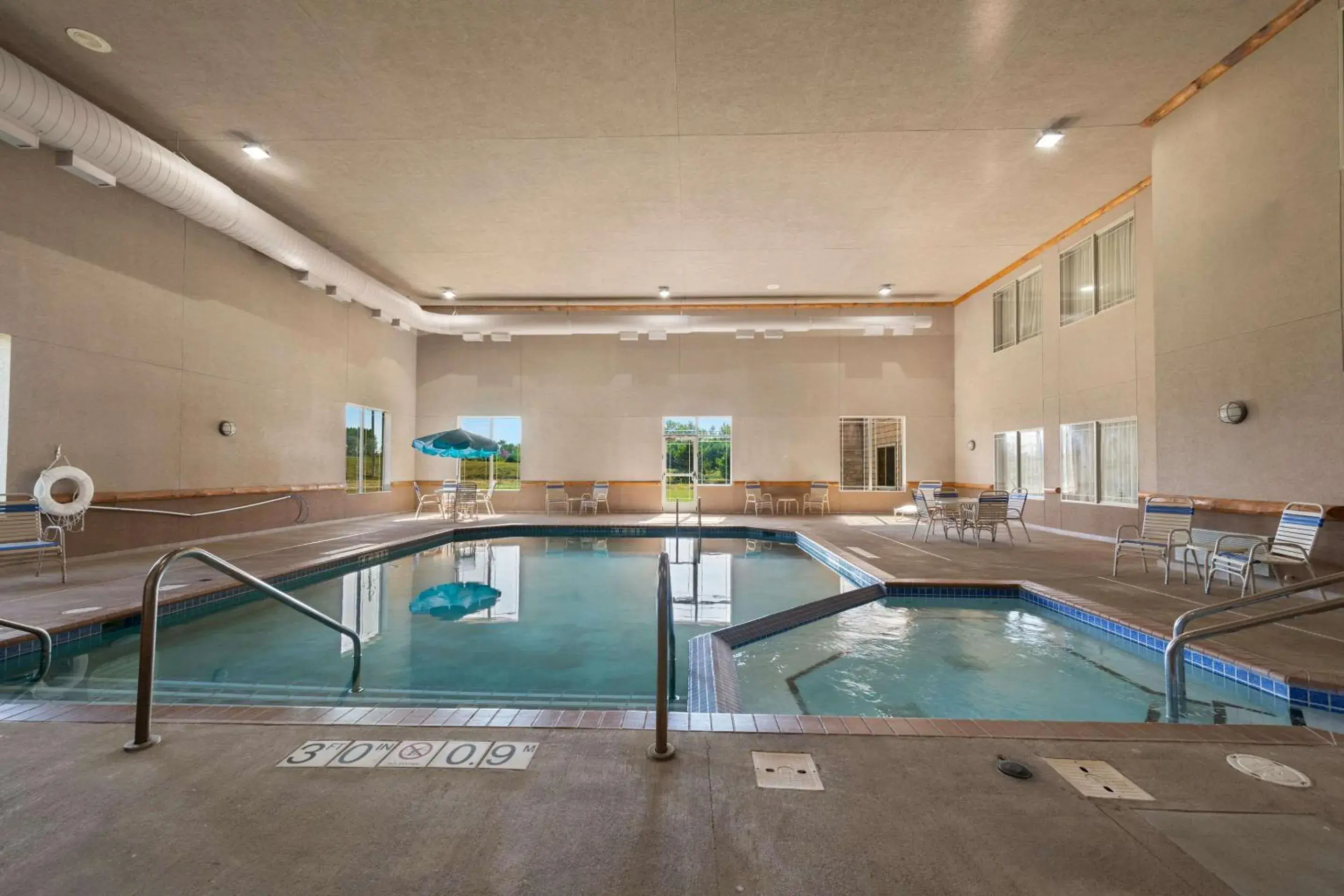 Swimming Pool in Rodeway Inn & Suites