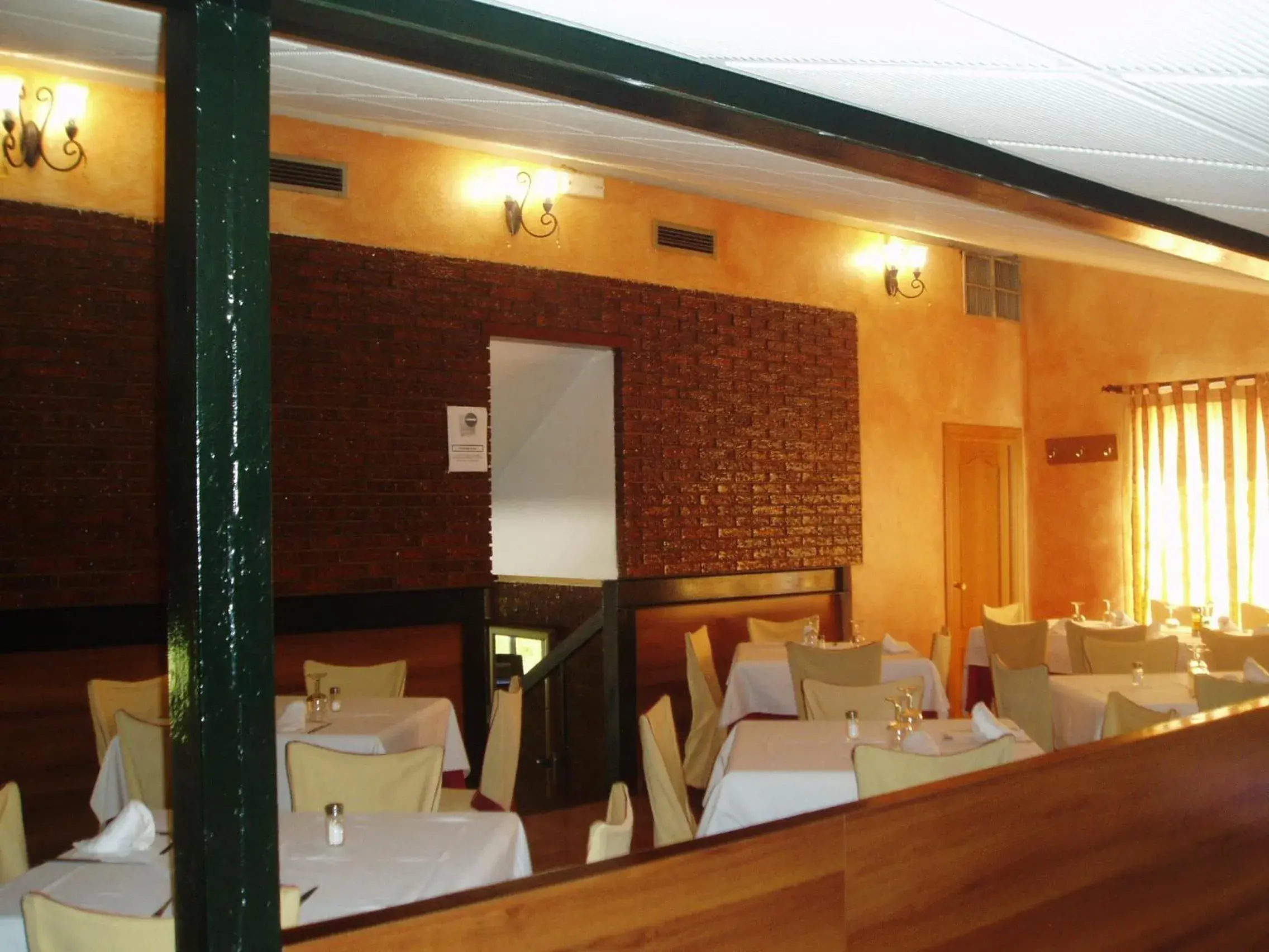Restaurant/Places to Eat in Hotel Manzanares