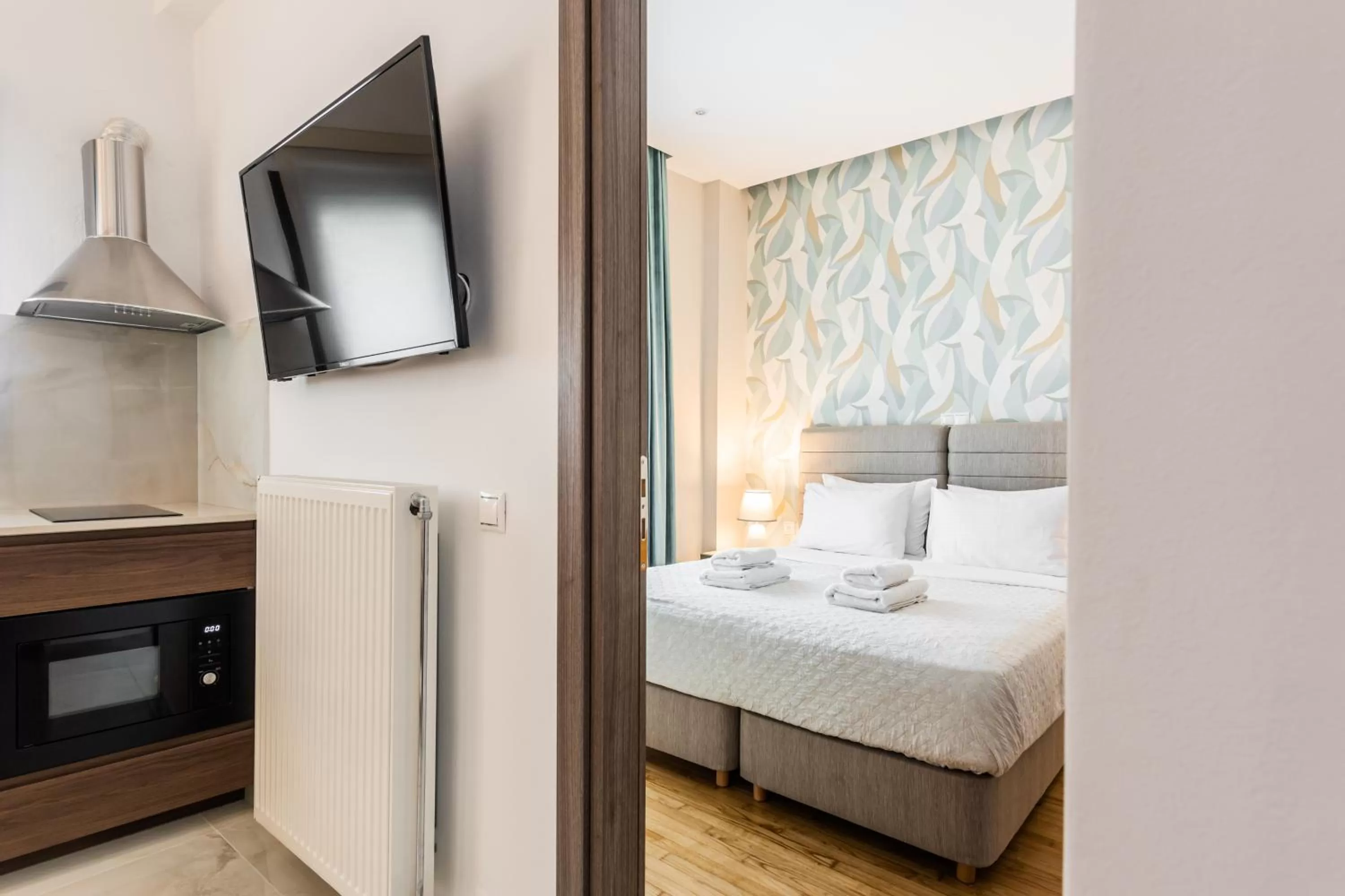 TV and multimedia, Bed in Nicholas Point Apartments and Rooms