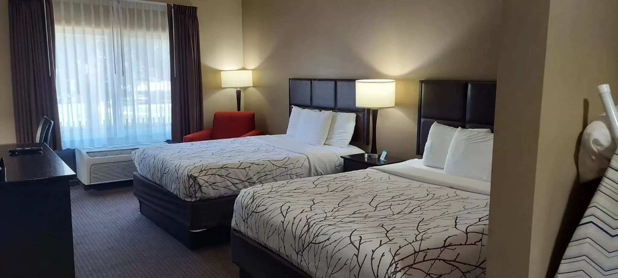 Bed in Parkwood Inn & Suites