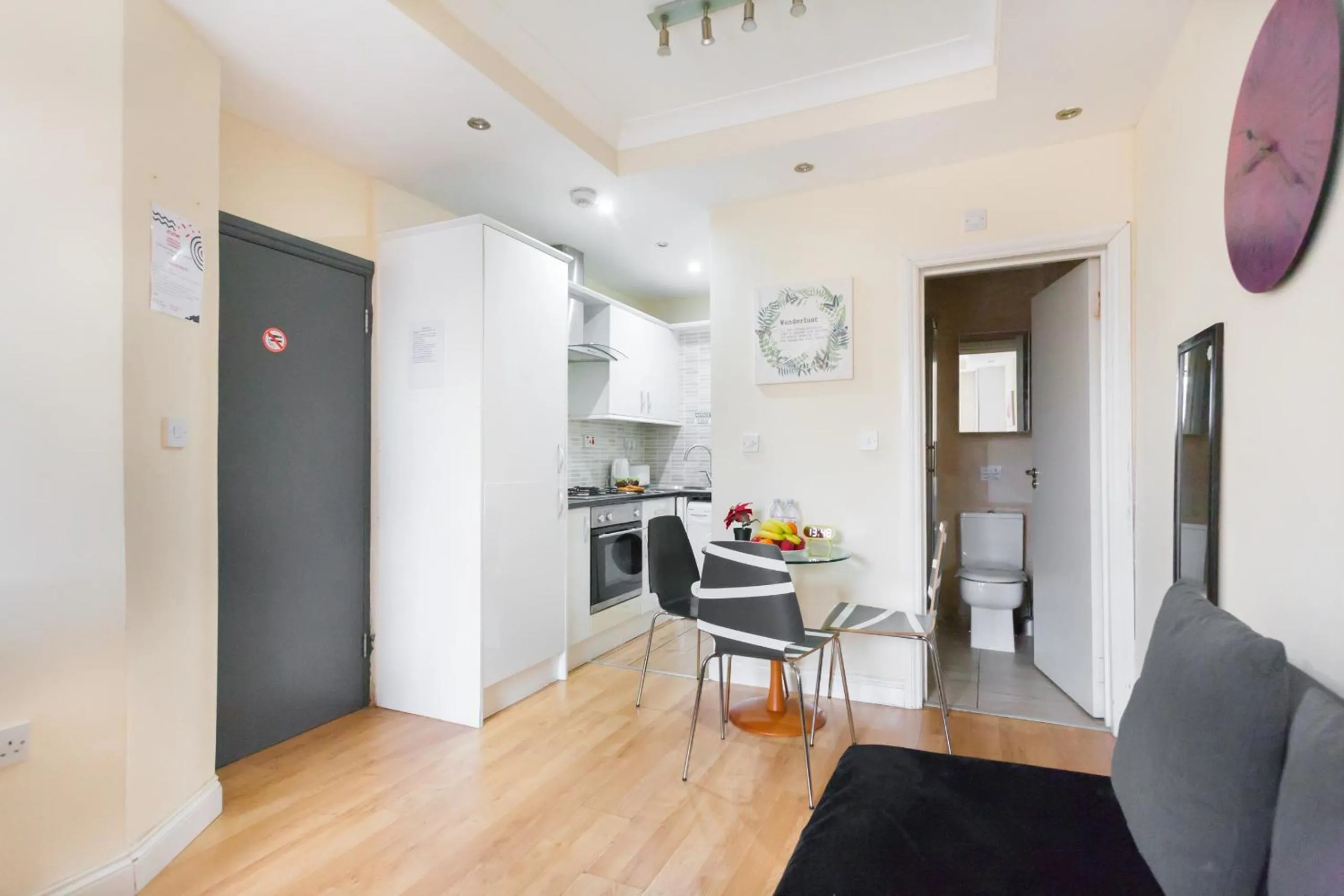 Quadruple Room with Private Bathroom in Budget Apartment next to Kings Cross - Eurostar